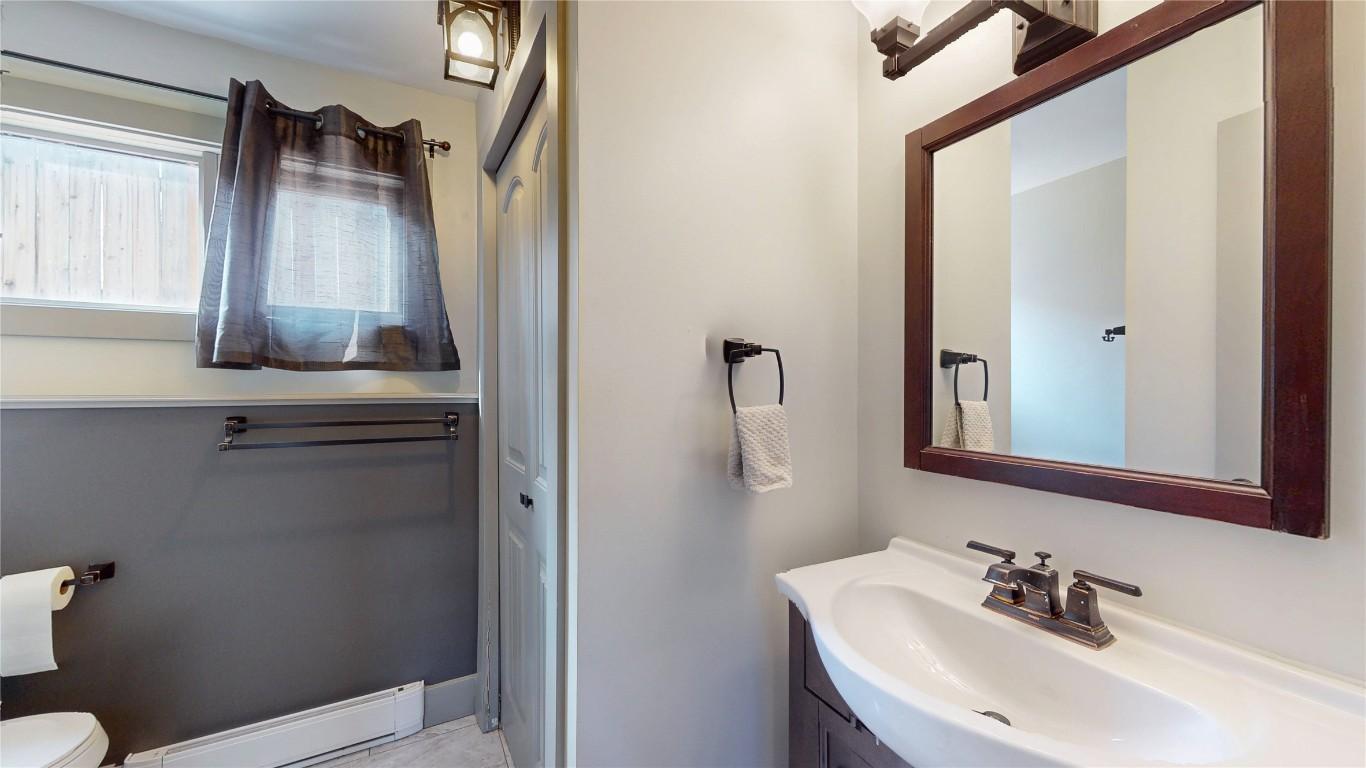 303 5Th Street, Cranbrook, BC - Indoor Photo Showing Bathroom
