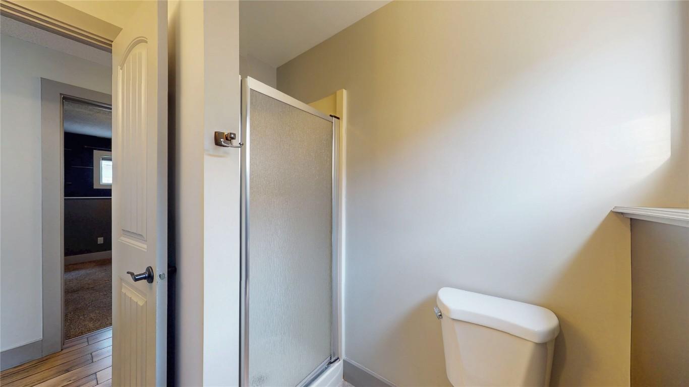 303 5Th Street, Cranbrook, BC - Indoor Photo Showing Bathroom
