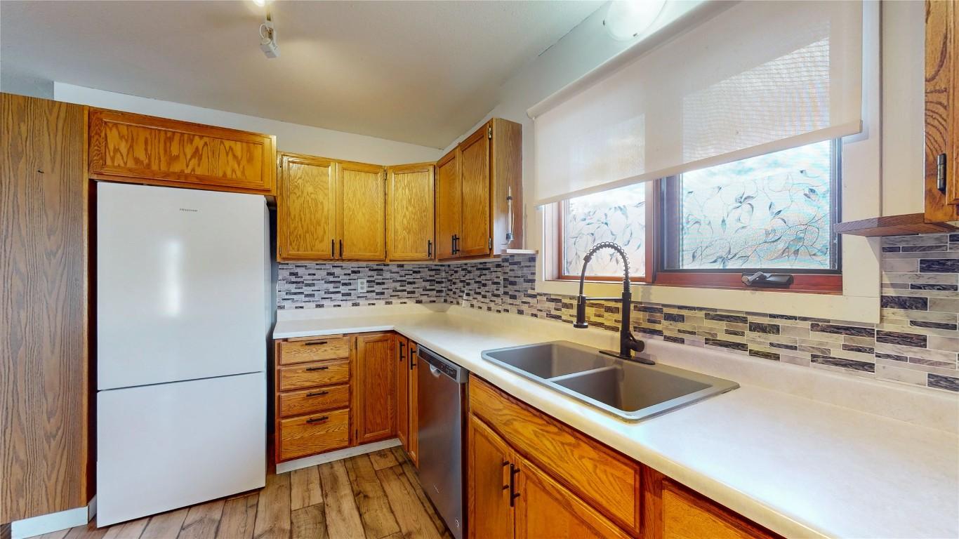 303 5Th Street, Cranbrook, BC - Indoor Photo Showing Kitchen With Double Sink