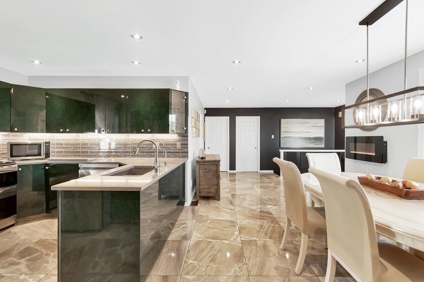 Dining room - 475 Rue Grégoire, Saint-Michel, QC - Indoor Photo Showing Kitchen With Upgraded Kitchen