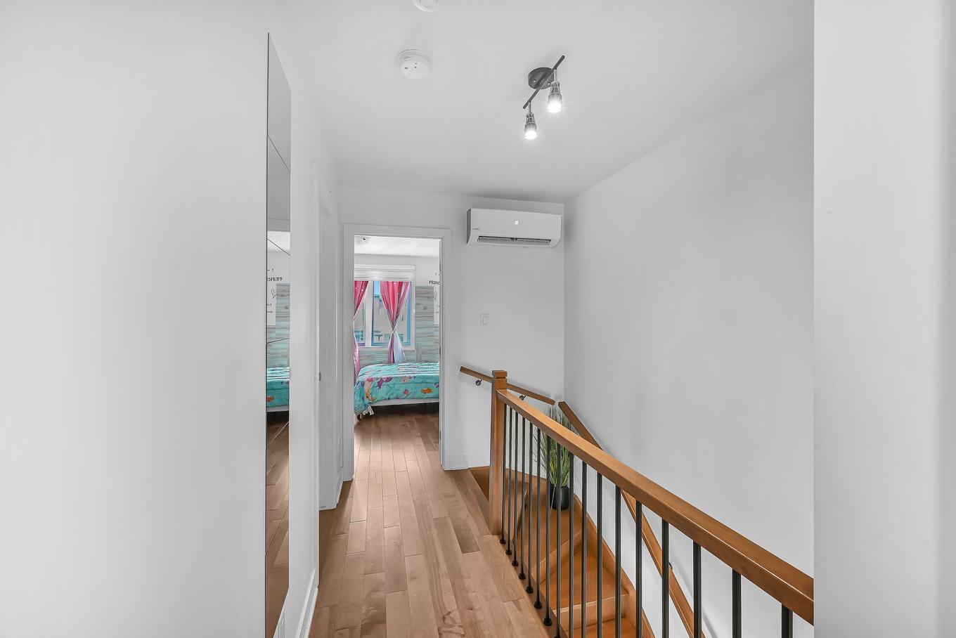 Staircase - 102-881 Rue St-Jacques, Saint-Jean-Sur-Richelieu, QC - Indoor Photo Showing Other Room