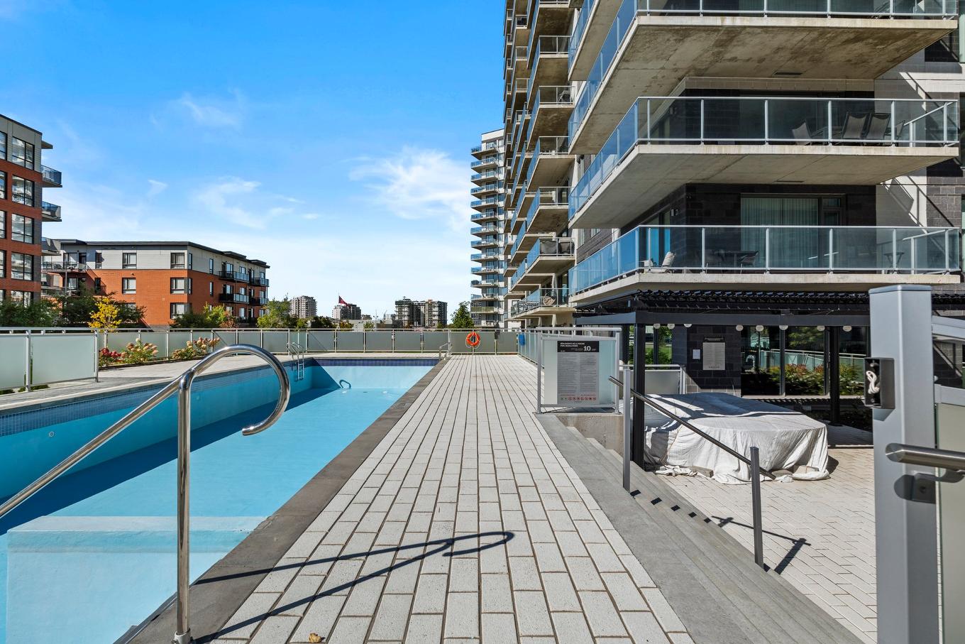 Piscine - 603-3671 Av. Jean-Béraud, Laval (Chomedey), QC - Outdoor With Balcony