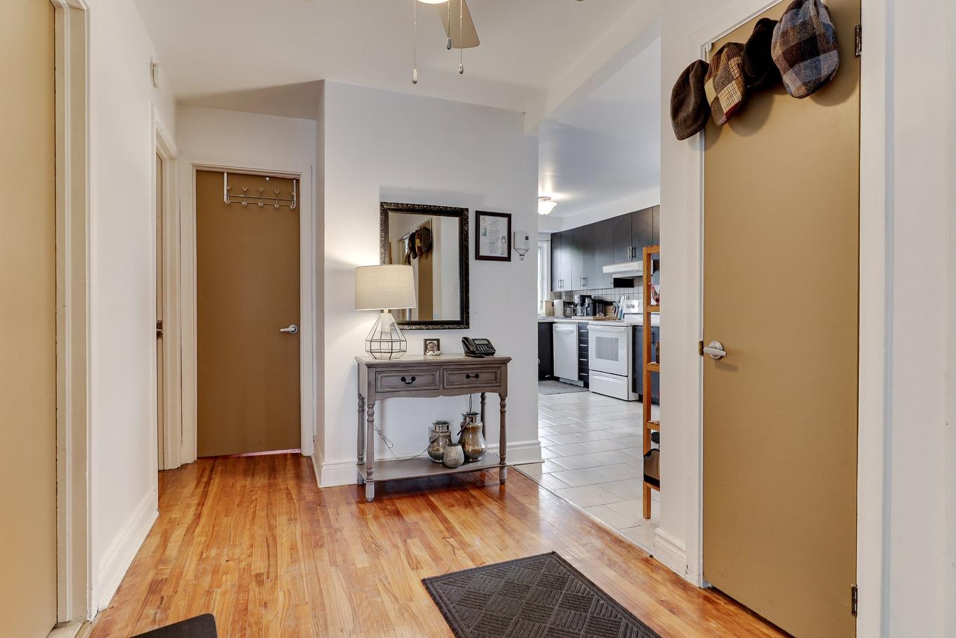 Passageway - 3300 - 3302 Rue French, Montréal (Mercier/Hochelaga-Maisonneuve), QC - Indoor