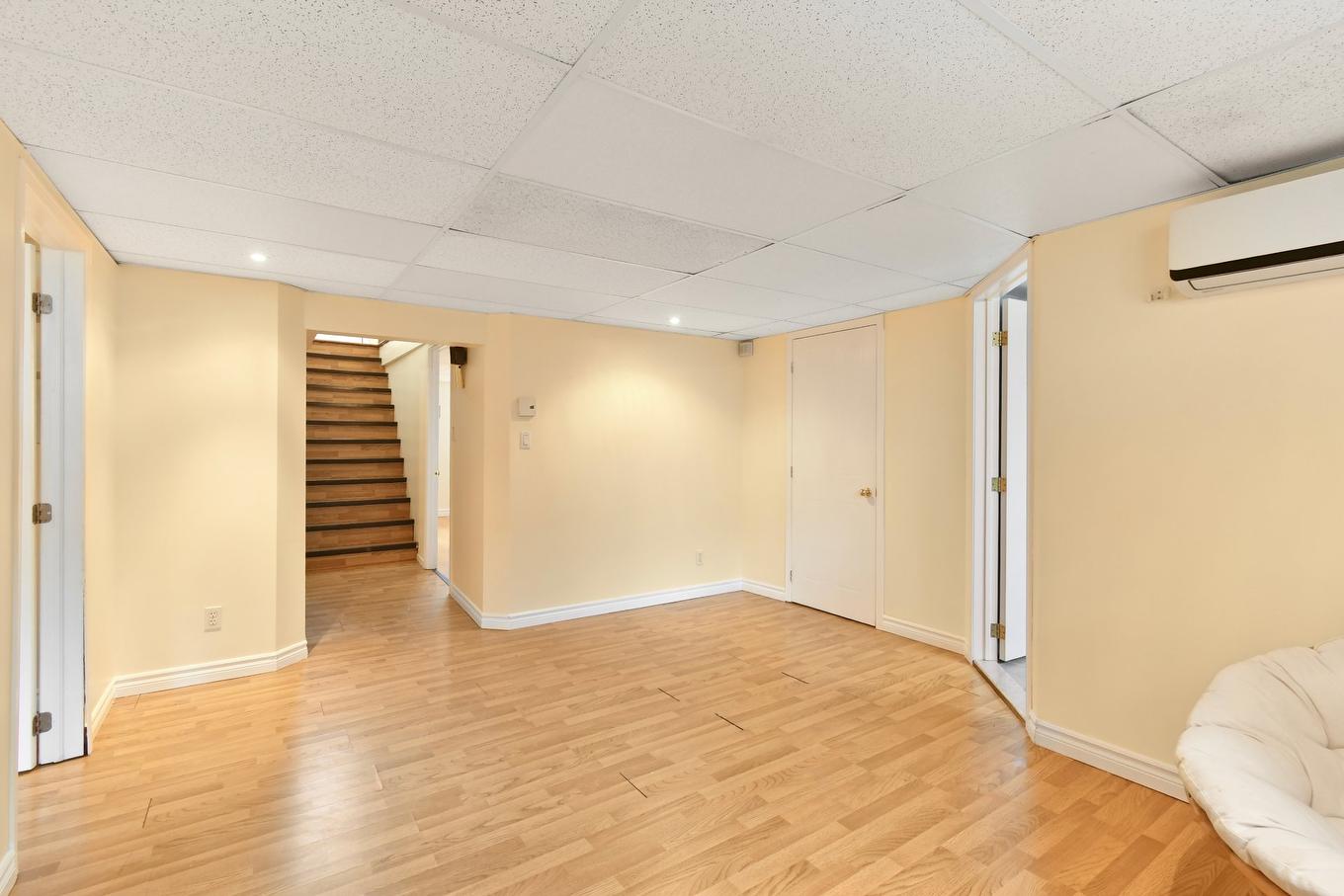 Salle familiale - 504 Rue De Fontainebleau S., Longueuil (Le Vieux-Longueuil), QC - Indoor