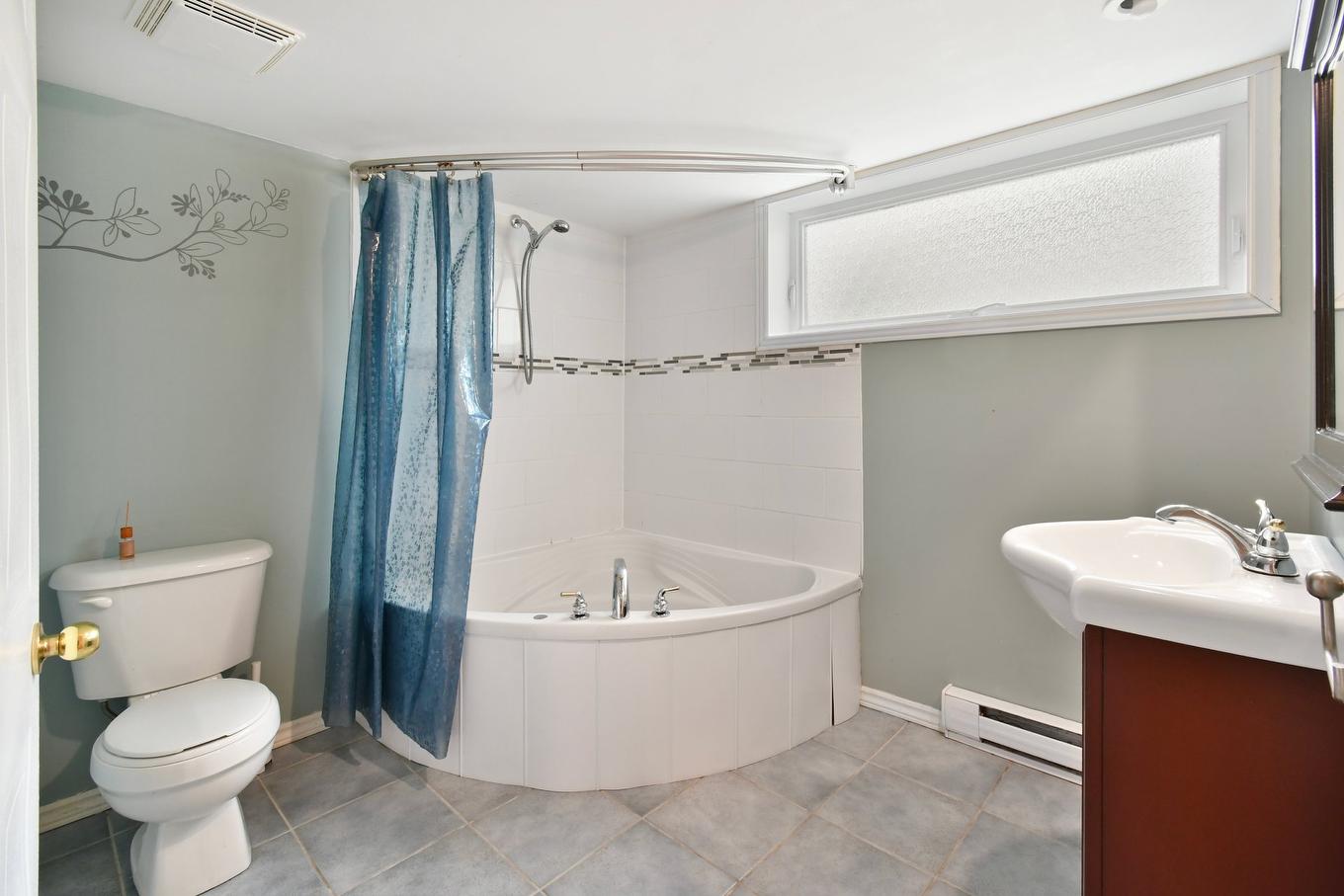 Salle de bains - 504 Rue De Fontainebleau S., Longueuil (Le Vieux-Longueuil), QC - Indoor Photo Showing Bathroom