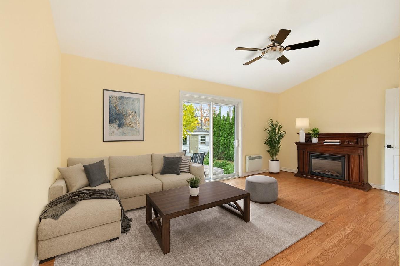 Salon - 504 Rue De Fontainebleau S., Longueuil (Le Vieux-Longueuil), QC - Indoor Photo Showing Living Room With Fireplace
