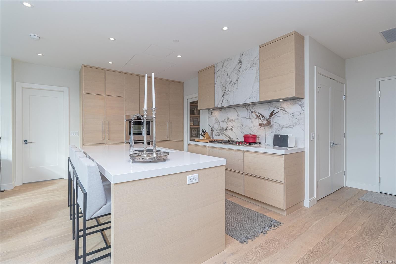 209-1916 Oak Bay Ave, Victoria, BC - Indoor Photo Showing Kitchen