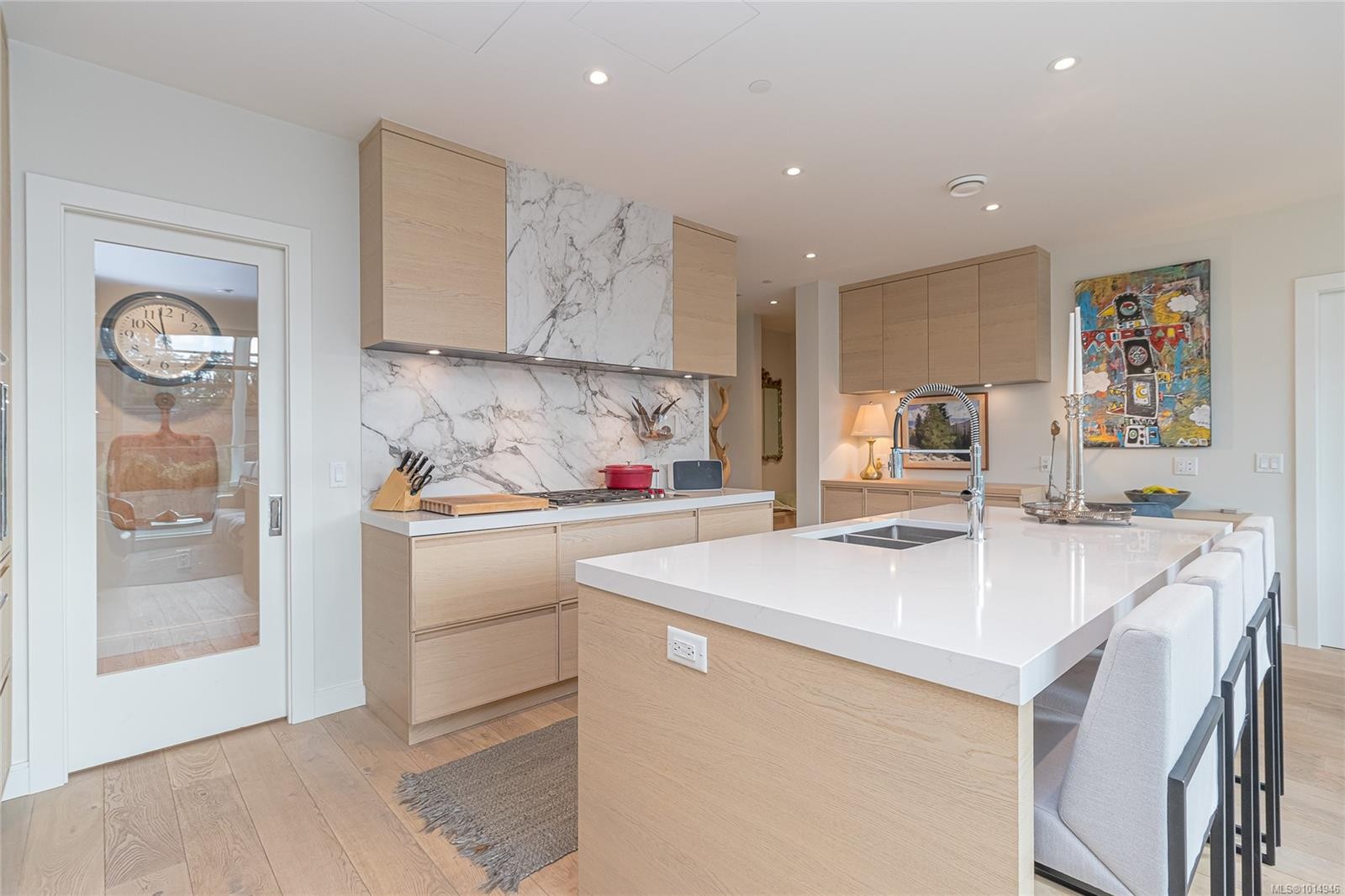 209-1916 Oak Bay Ave, Victoria, BC - Indoor Photo Showing Kitchen With Double Sink With Upgraded Kitchen