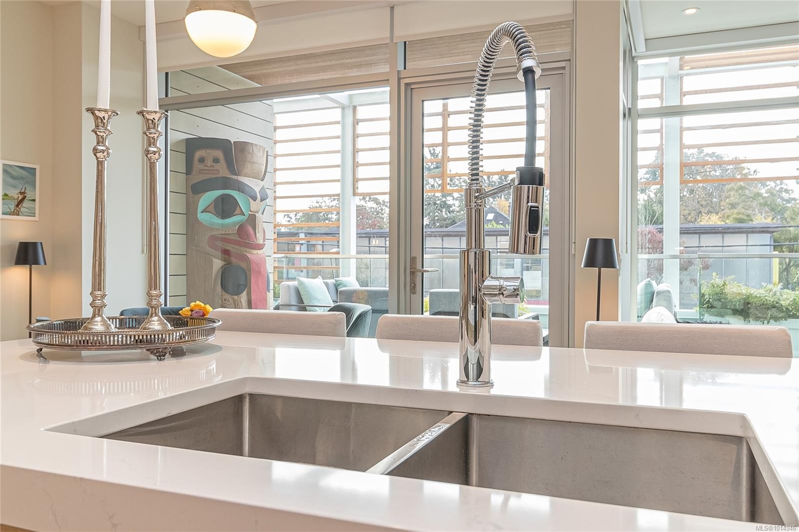 209-1916 Oak Bay Ave, Victoria, BC - Indoor Photo Showing Kitchen