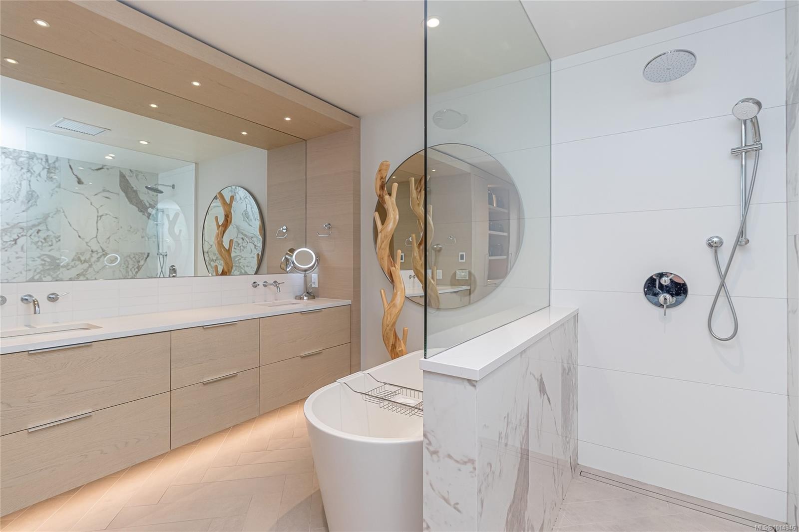 209-1916 Oak Bay Ave, Victoria, BC - Indoor Photo Showing Bathroom