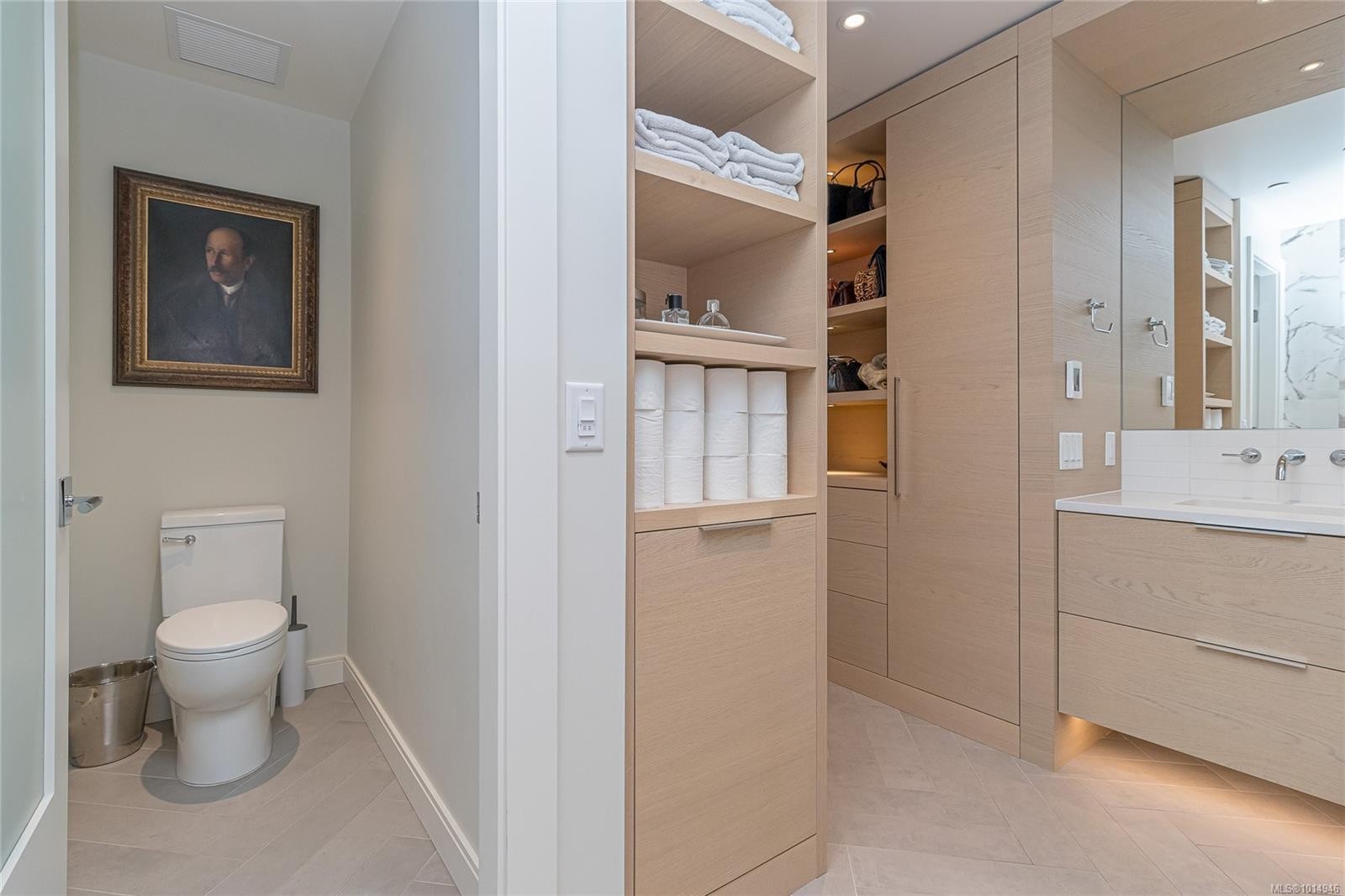 209-1916 Oak Bay Ave, Victoria, BC - Indoor Photo Showing Bathroom