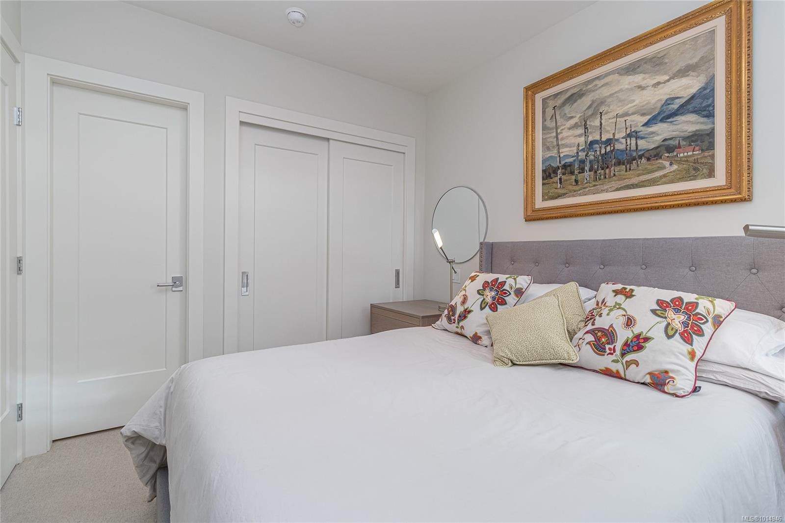 209-1916 Oak Bay Ave, Victoria, BC - Indoor Photo Showing Bedroom