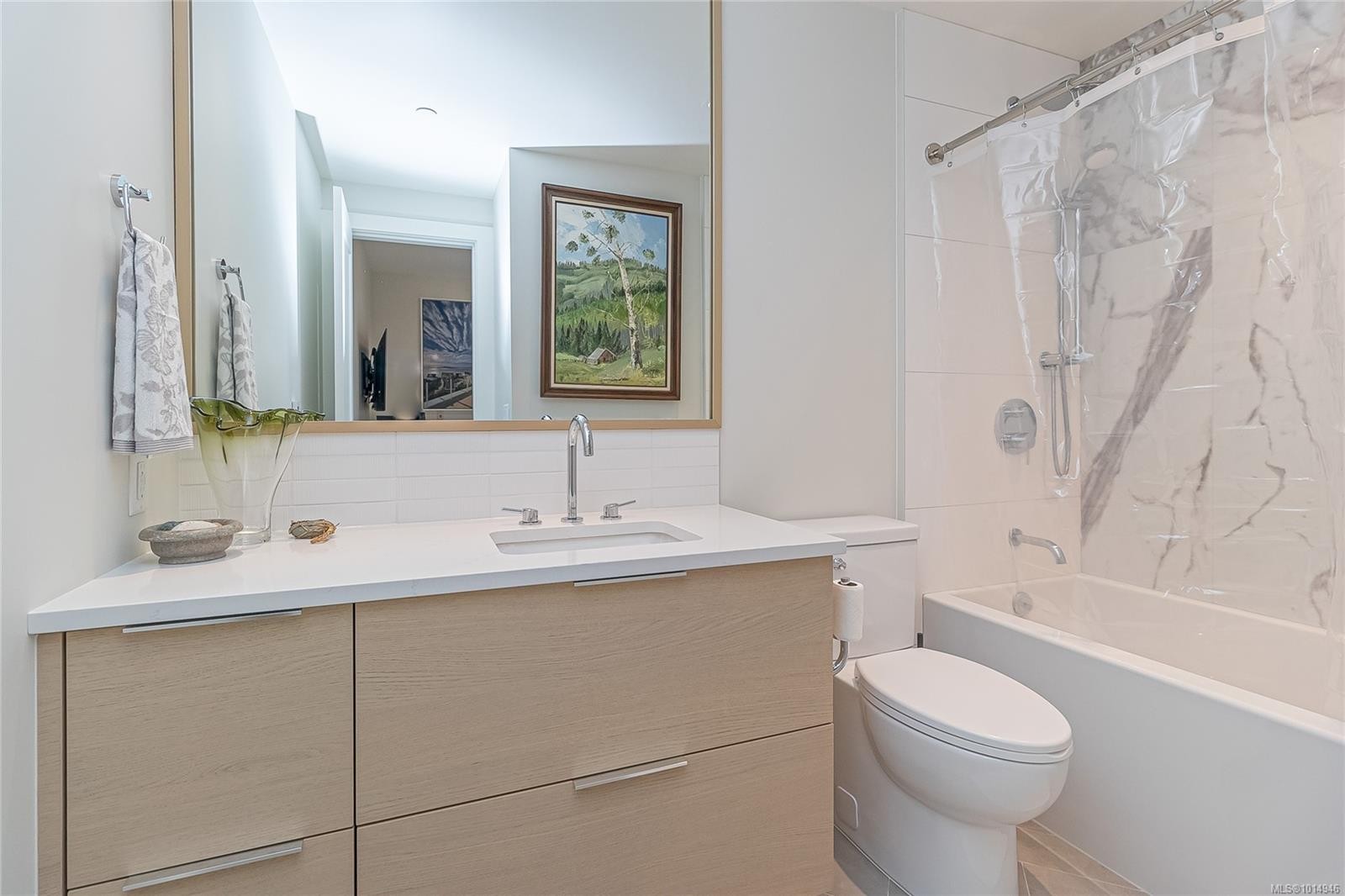 209-1916 Oak Bay Ave, Victoria, BC - Indoor Photo Showing Bathroom