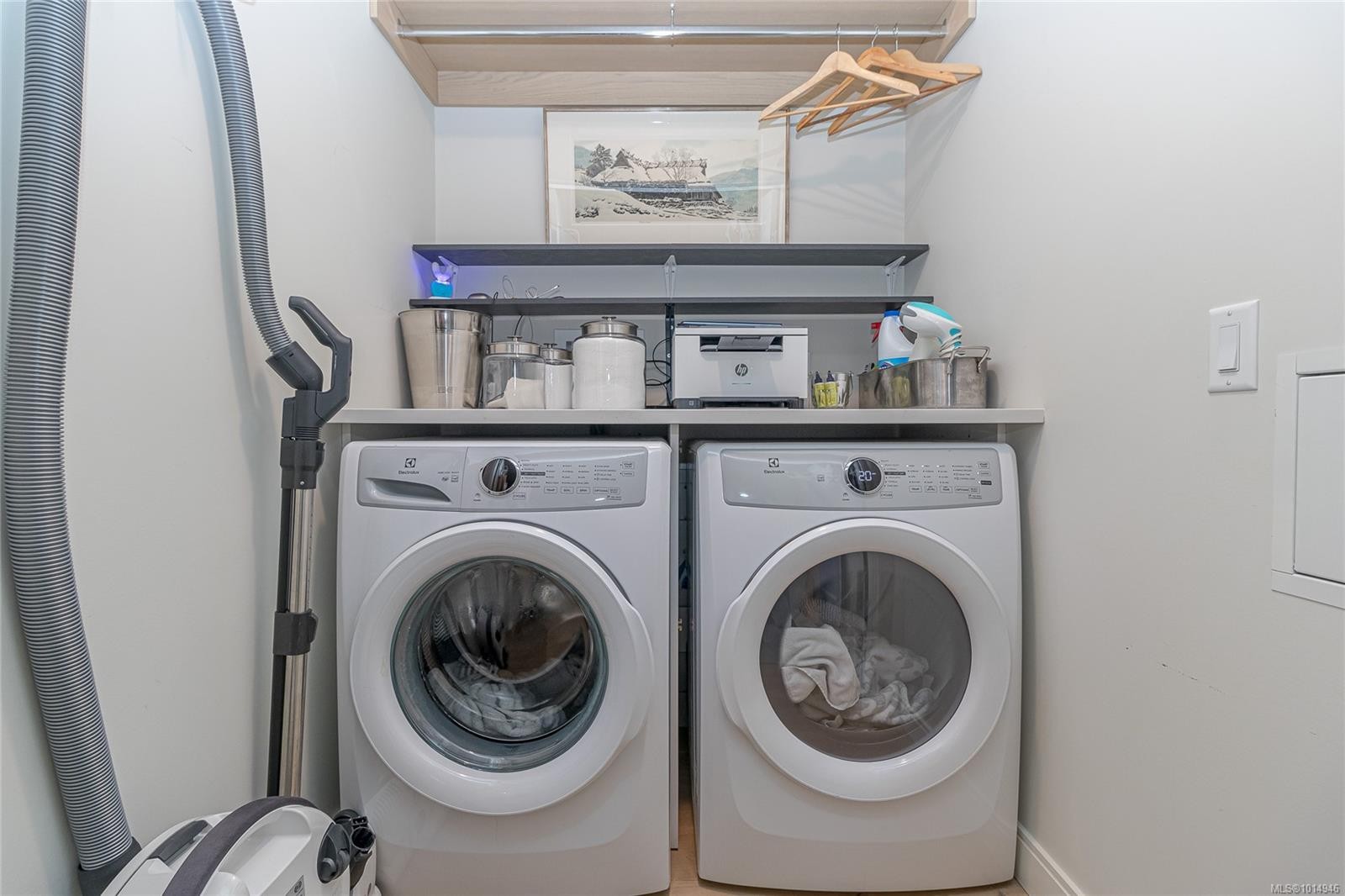 209-1916 Oak Bay Ave, Victoria, BC - Indoor Photo Showing Laundry Room