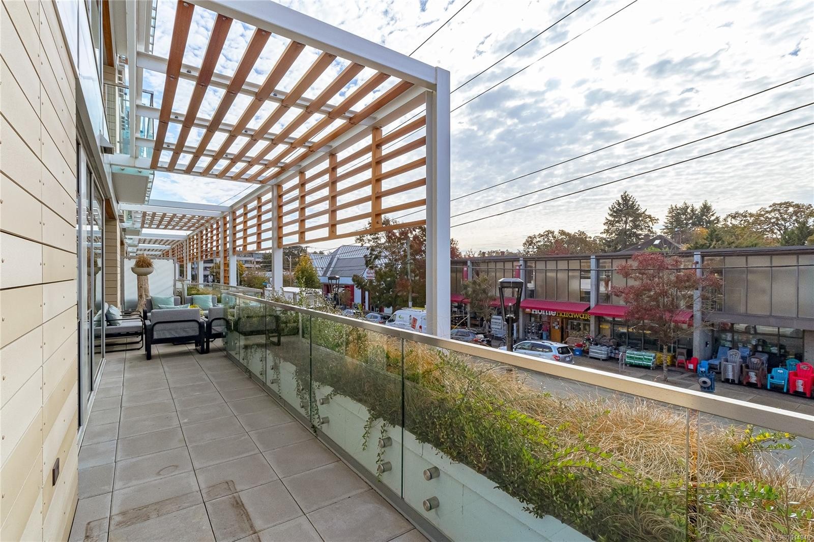 209-1916 Oak Bay Ave, Victoria, BC - With Exterior