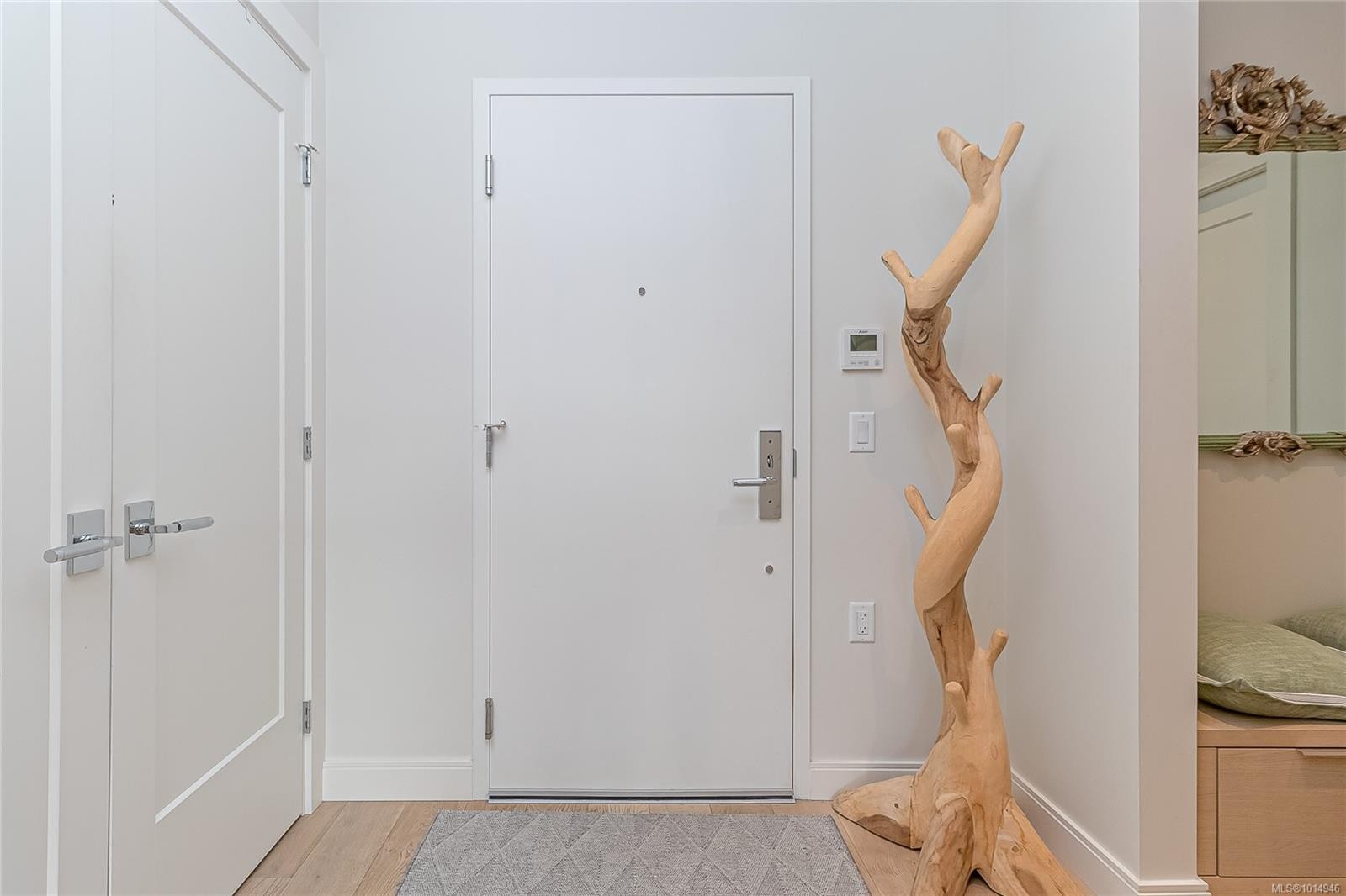 209-1916 Oak Bay Ave, Victoria, BC - Indoor Photo Showing Other Room