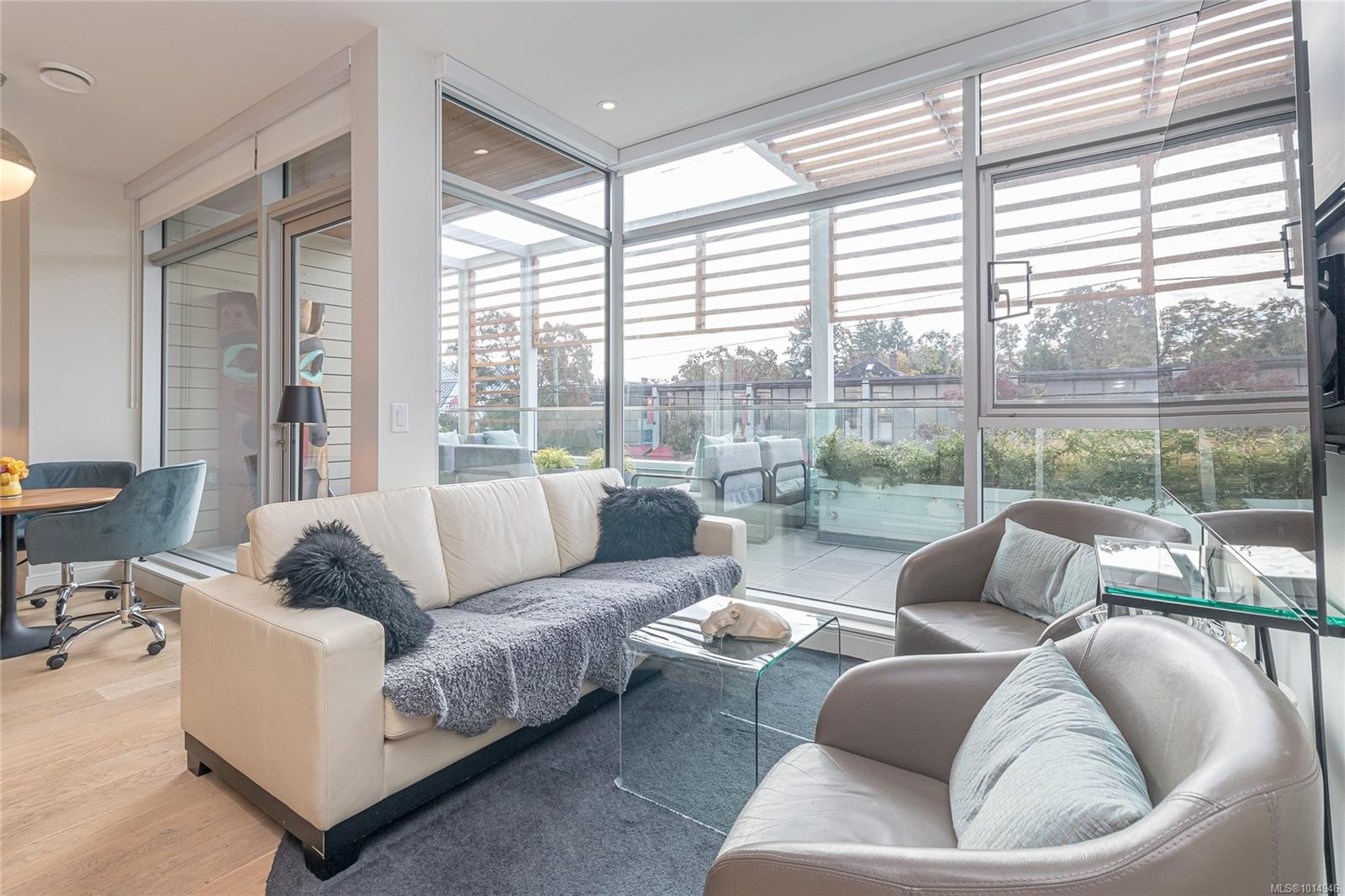 209-1916 Oak Bay Ave, Victoria, BC - Indoor Photo Showing Living Room