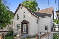 321 Burrows AVE  Winnipeg, MB R2W 1X8