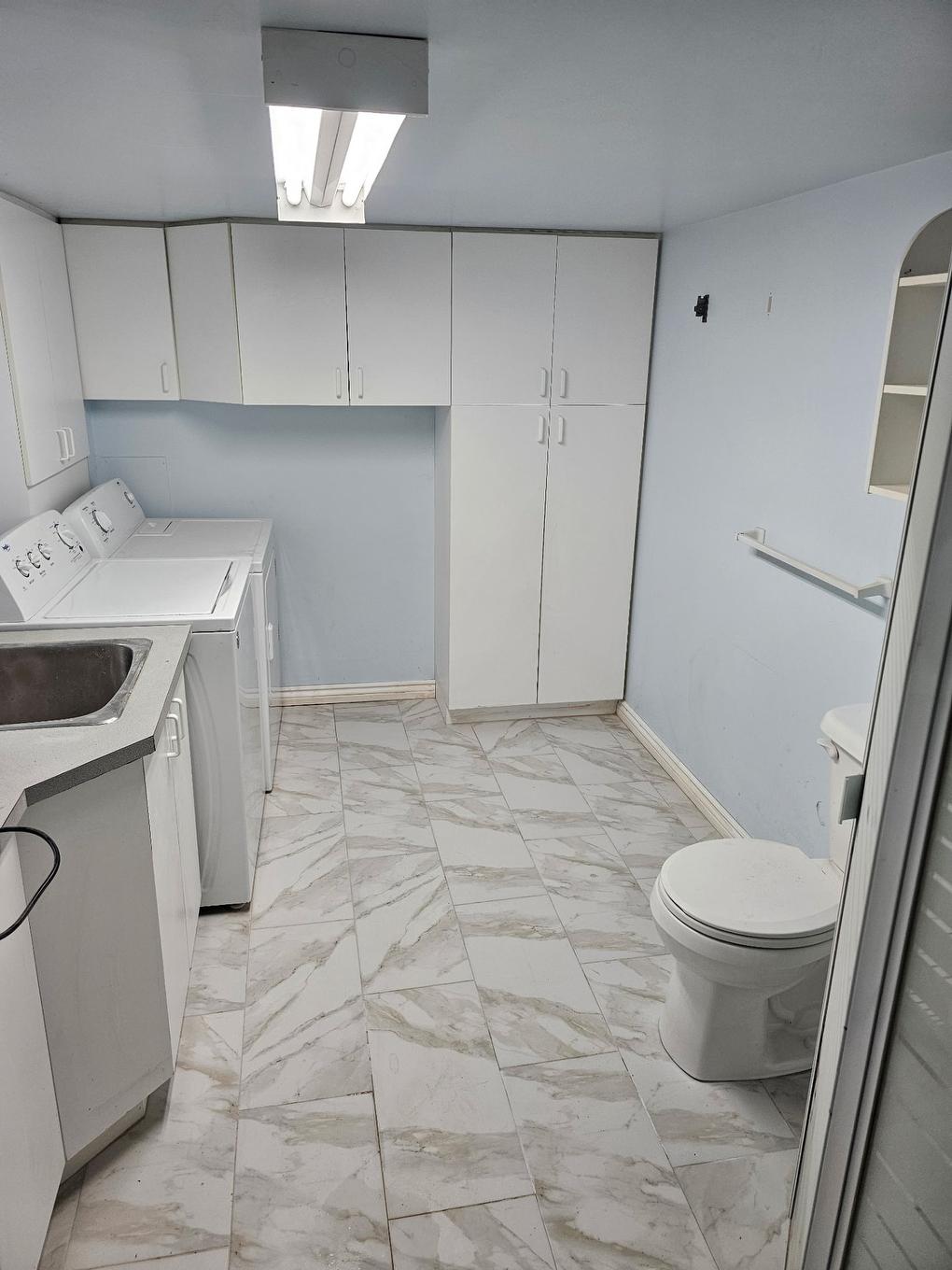 Salle de bains - 3279 Rue Léon-Brisebois, Montréal (L'Île-Bizard/Sainte-Geneviève), QC - Indoor Photo Showing Laundry Room