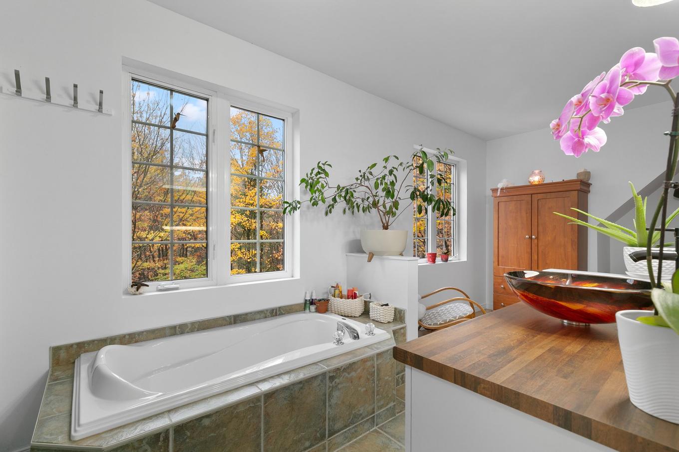 Salle de bains attenante à la CCP - 87 Ch. Des Couleurs, Saint-Sauveur, QC - Indoor Photo Showing Bathroom