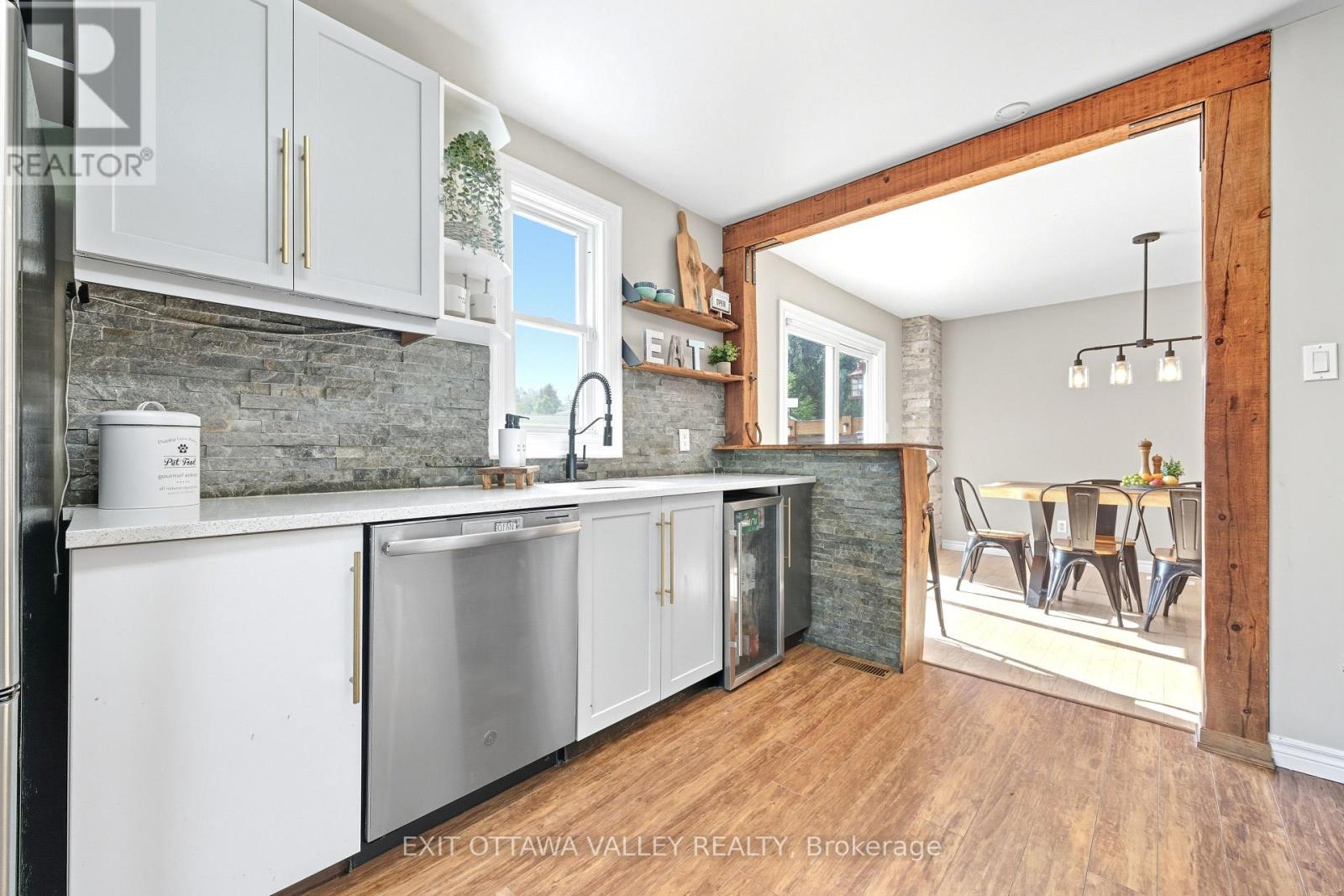 36 Thomas Street, Deep River, ON - Indoor Photo Showing Kitchen