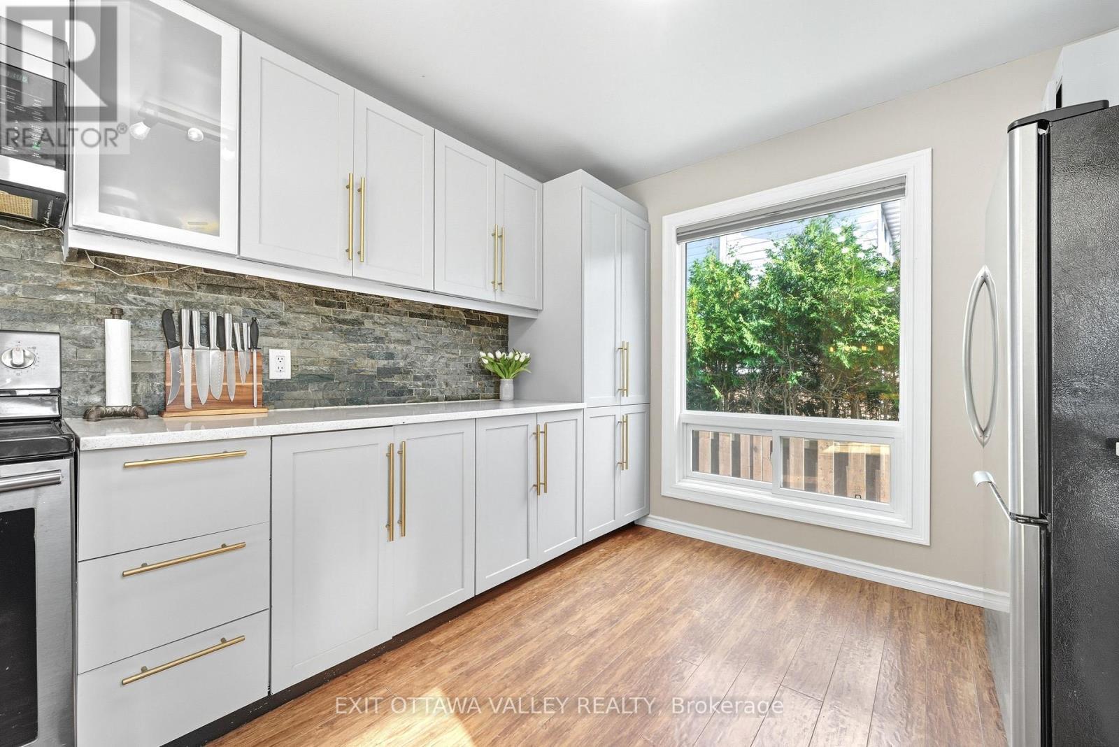 36 Thomas Street, Deep River, ON - Indoor Photo Showing Kitchen