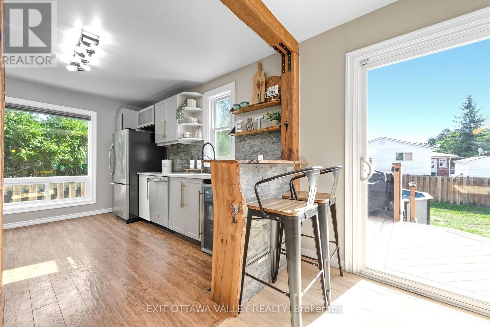 36 Thomas Street, Deep River, ON - Indoor Photo Showing Kitchen