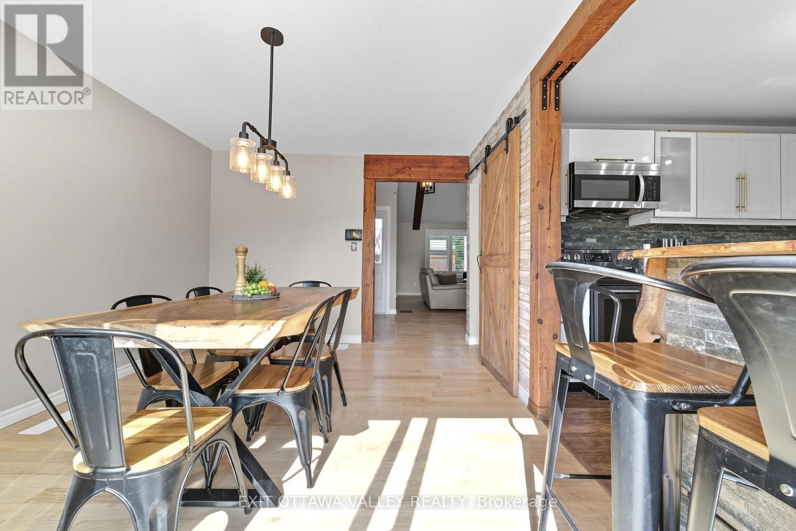 36 Thomas Street, Deep River, ON - Indoor Photo Showing Dining Room