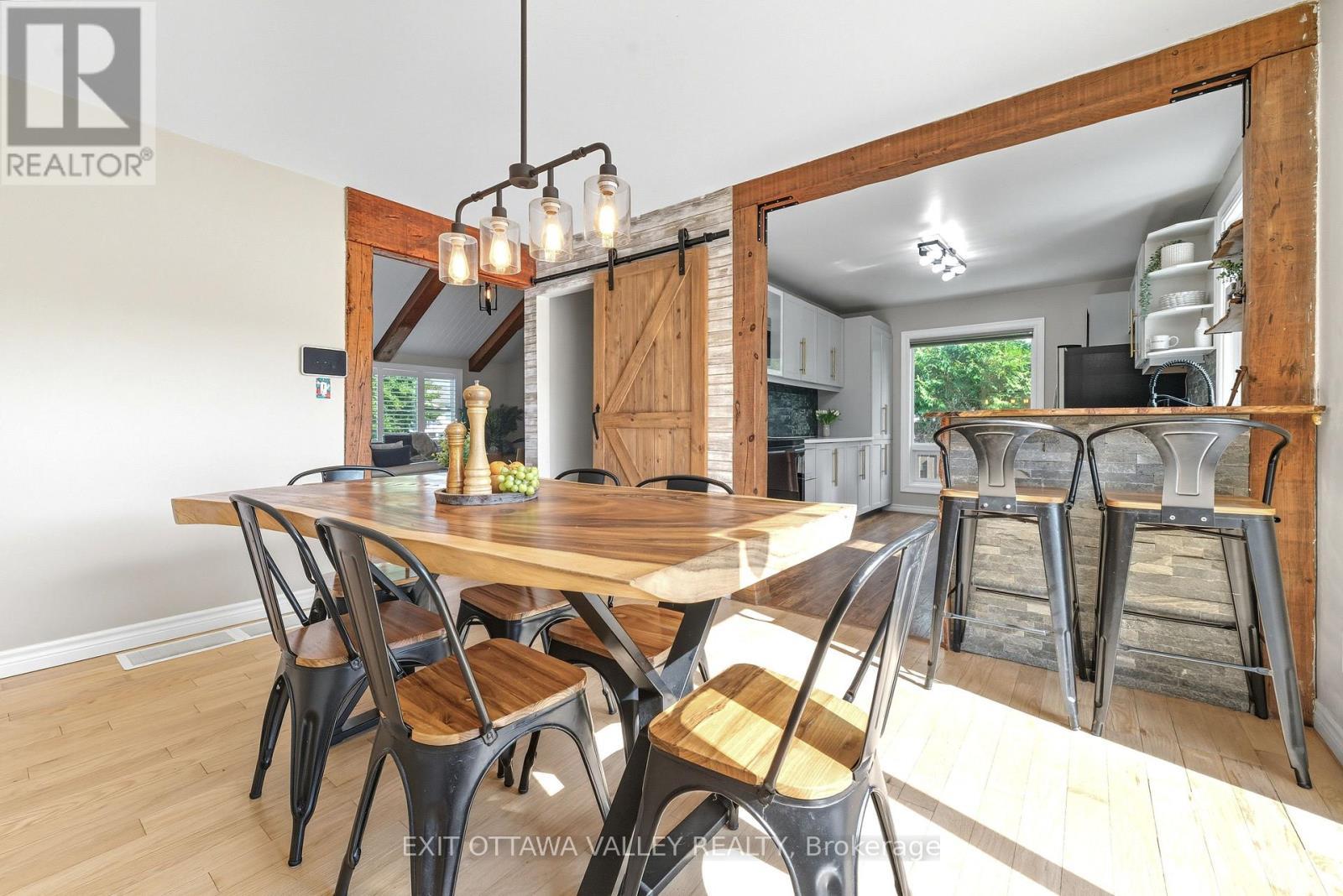 36 Thomas Street, Deep River, ON - Indoor Photo Showing Dining Room