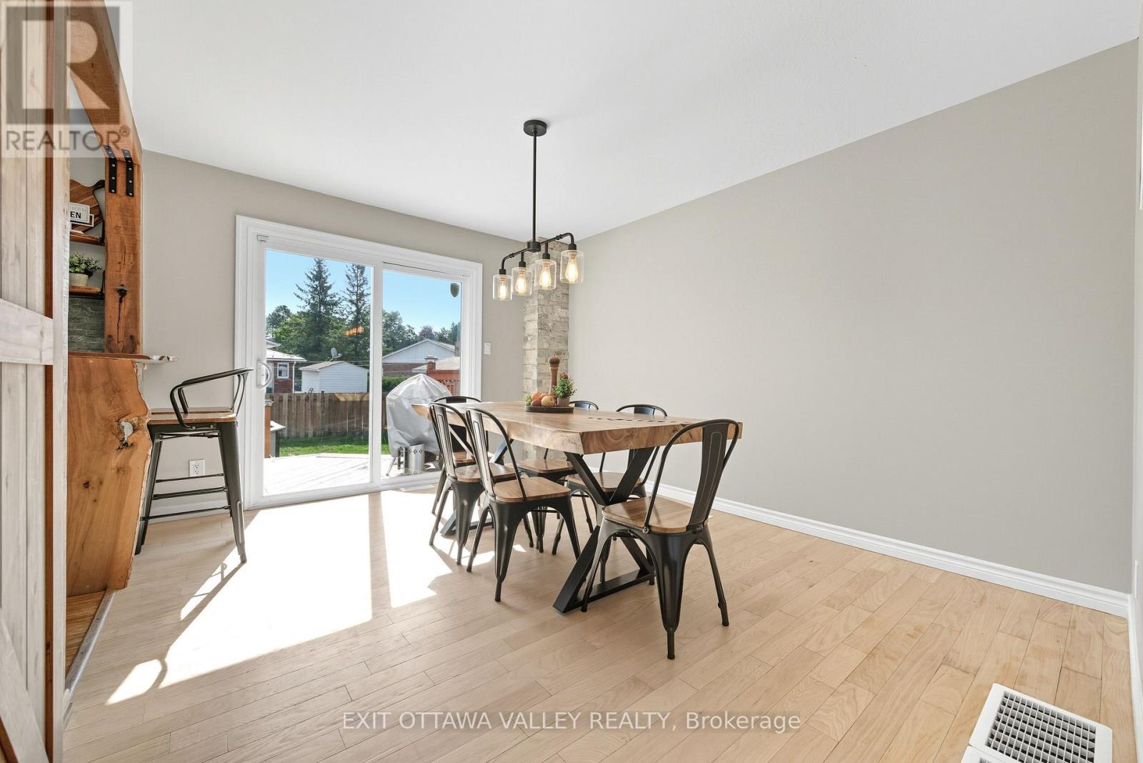 36 Thomas Street, Deep River, ON - Indoor Photo Showing Dining Room
