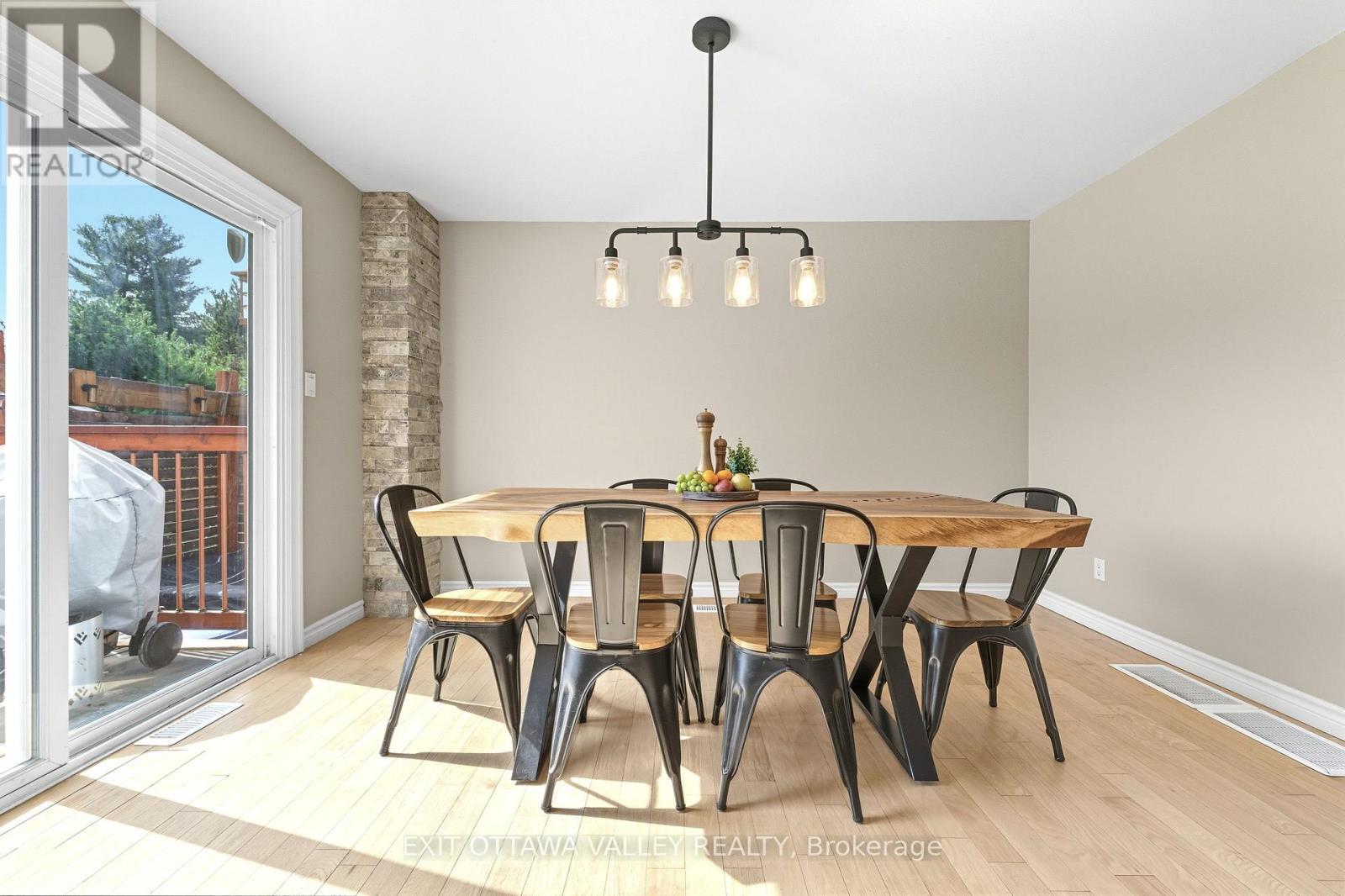 36 Thomas Street, Deep River, ON - Indoor Photo Showing Dining Room