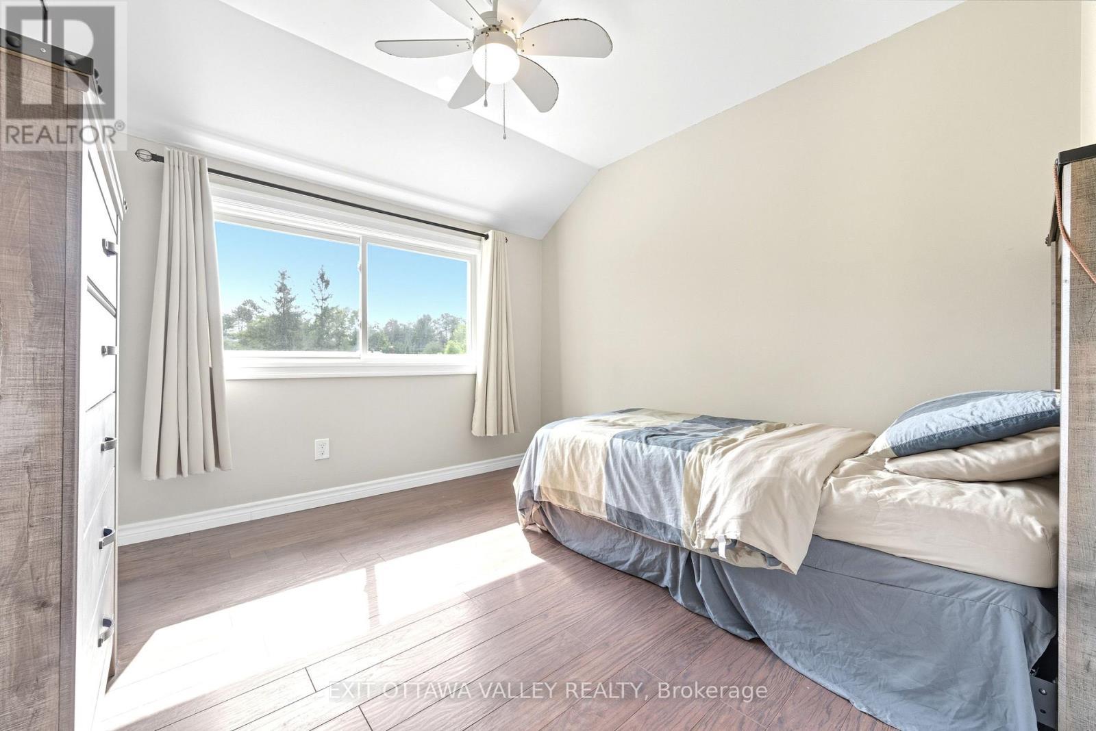 36 Thomas Street, Deep River, ON - Indoor Photo Showing Bedroom