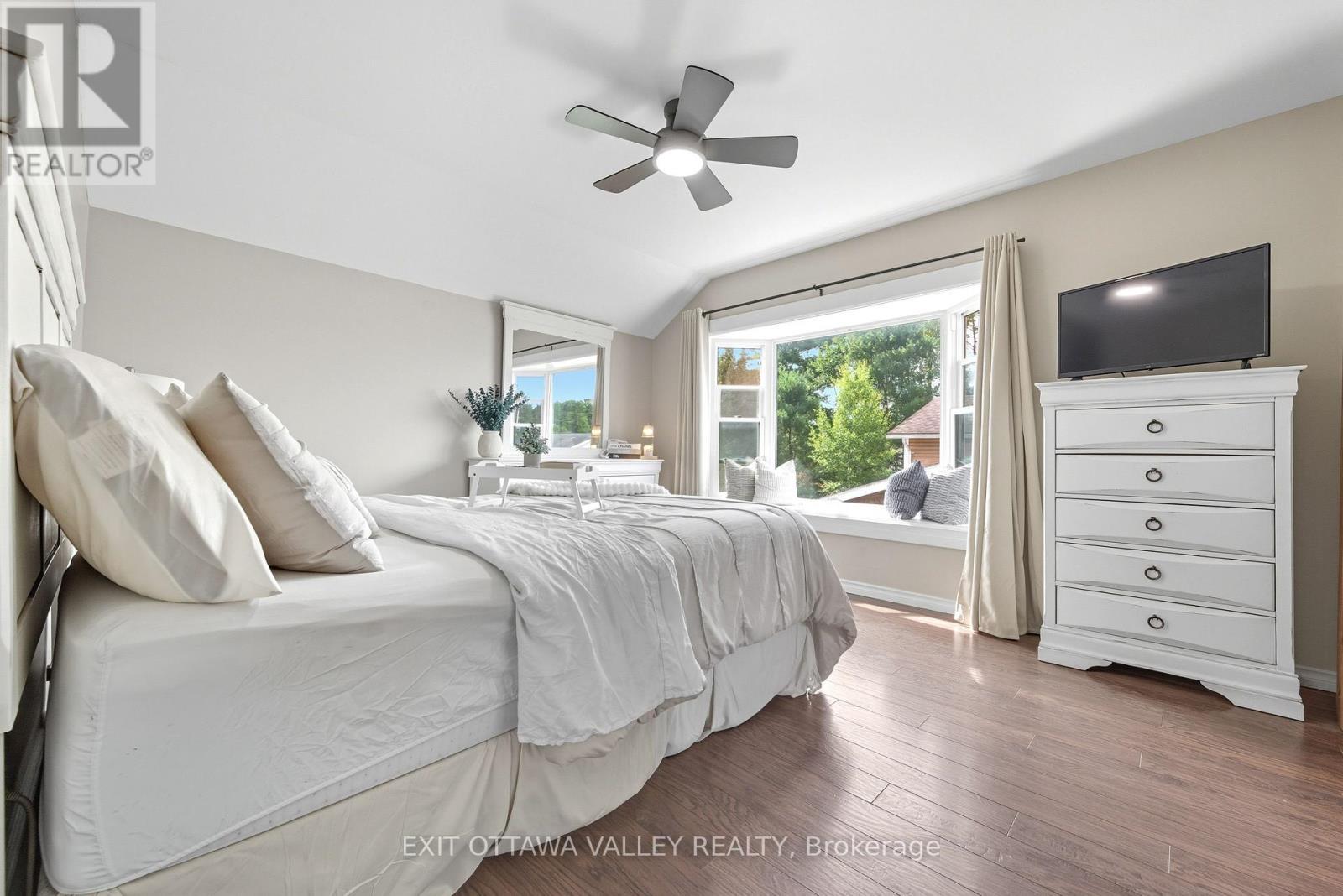 36 Thomas Street, Deep River, ON - Indoor Photo Showing Bedroom