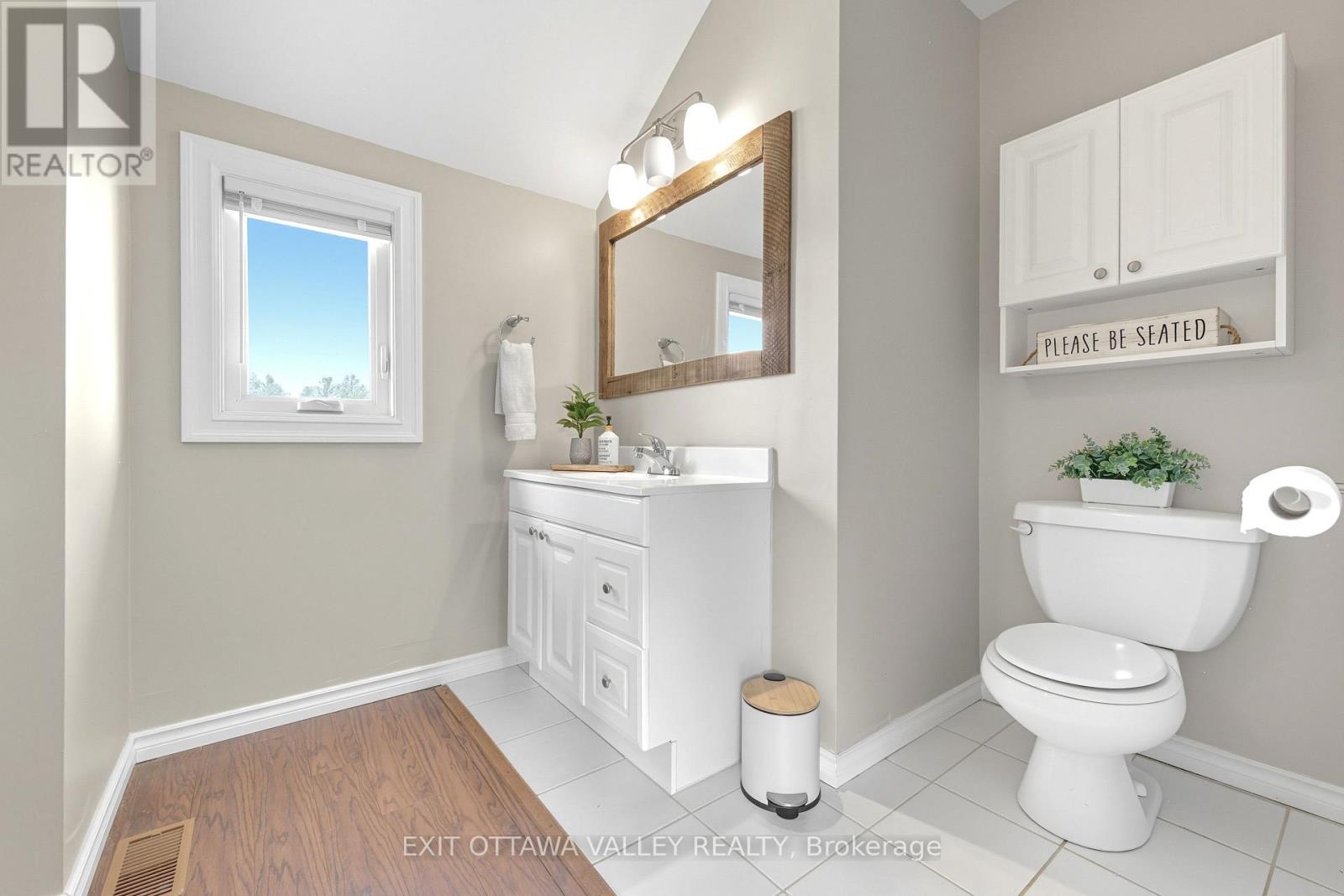 36 Thomas Street, Deep River, ON - Indoor Photo Showing Bathroom
