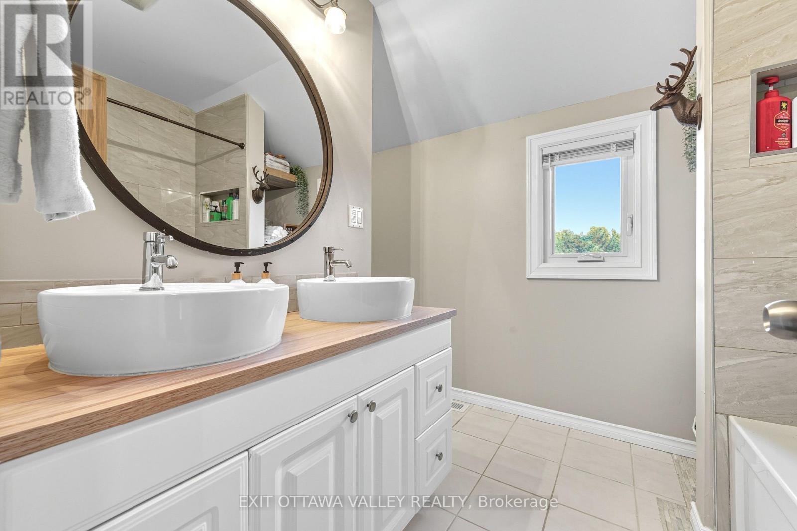 36 Thomas Street, Deep River, ON - Indoor Photo Showing Bathroom