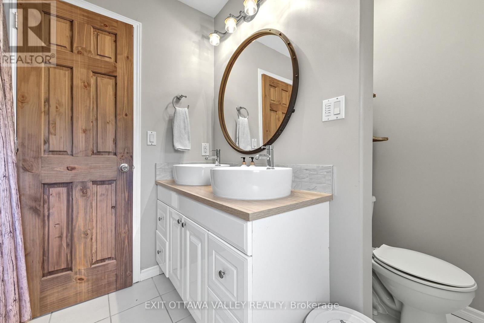 36 Thomas Street, Deep River, ON - Indoor Photo Showing Bathroom