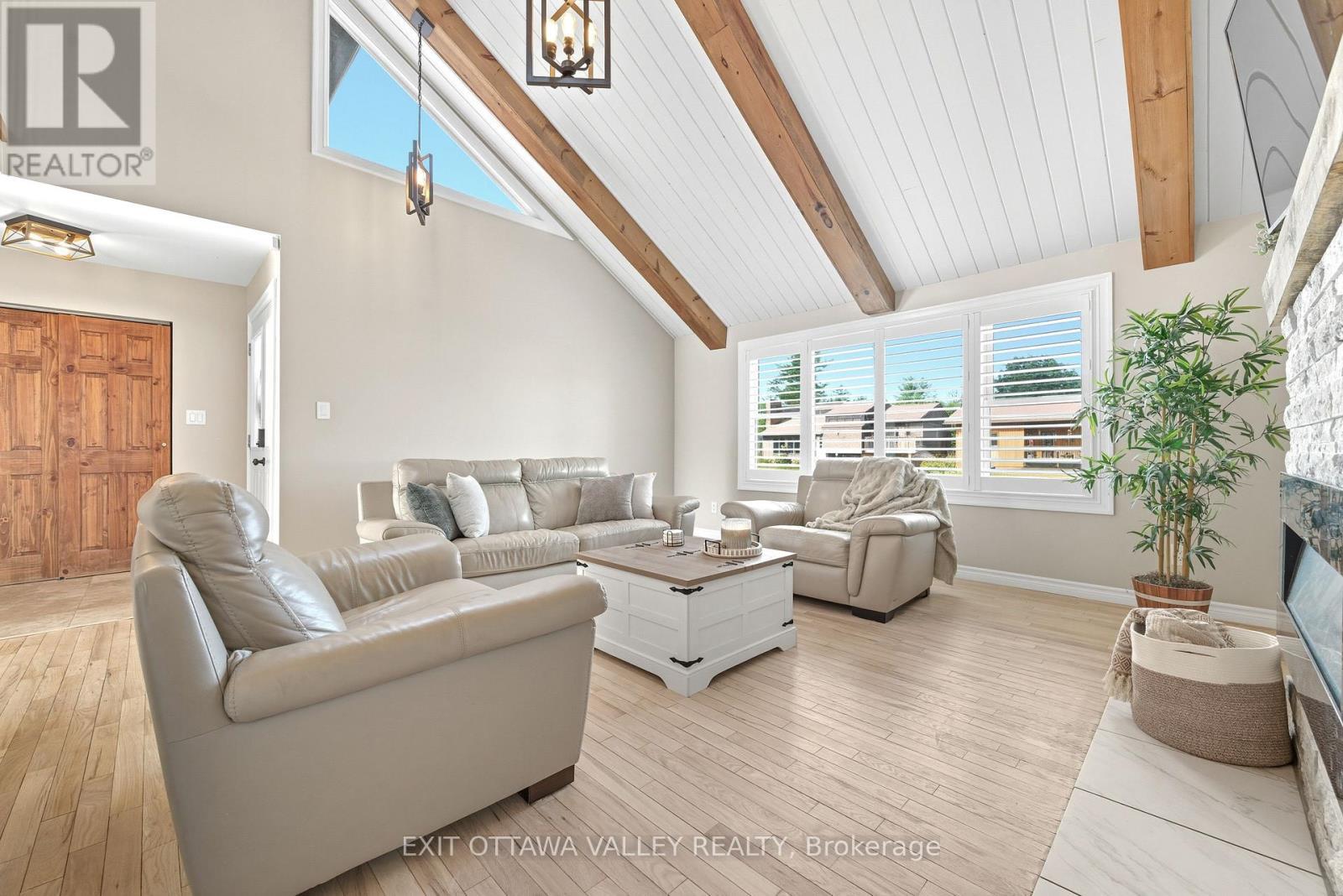 36 Thomas Street, Deep River, ON - Indoor Photo Showing Living Room