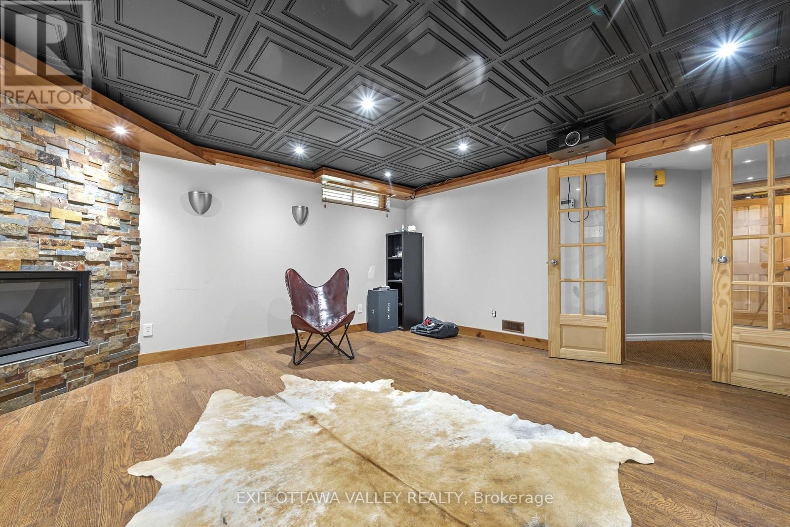 36 Thomas Street, Deep River, ON - Indoor With Fireplace