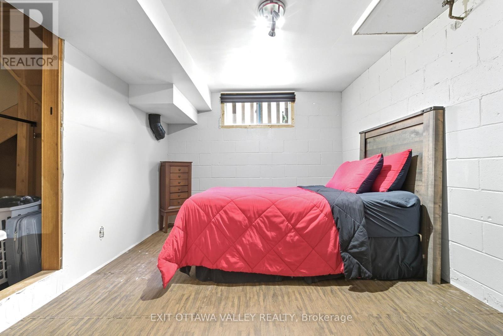 36 Thomas Street, Deep River, ON - Indoor Photo Showing Bedroom