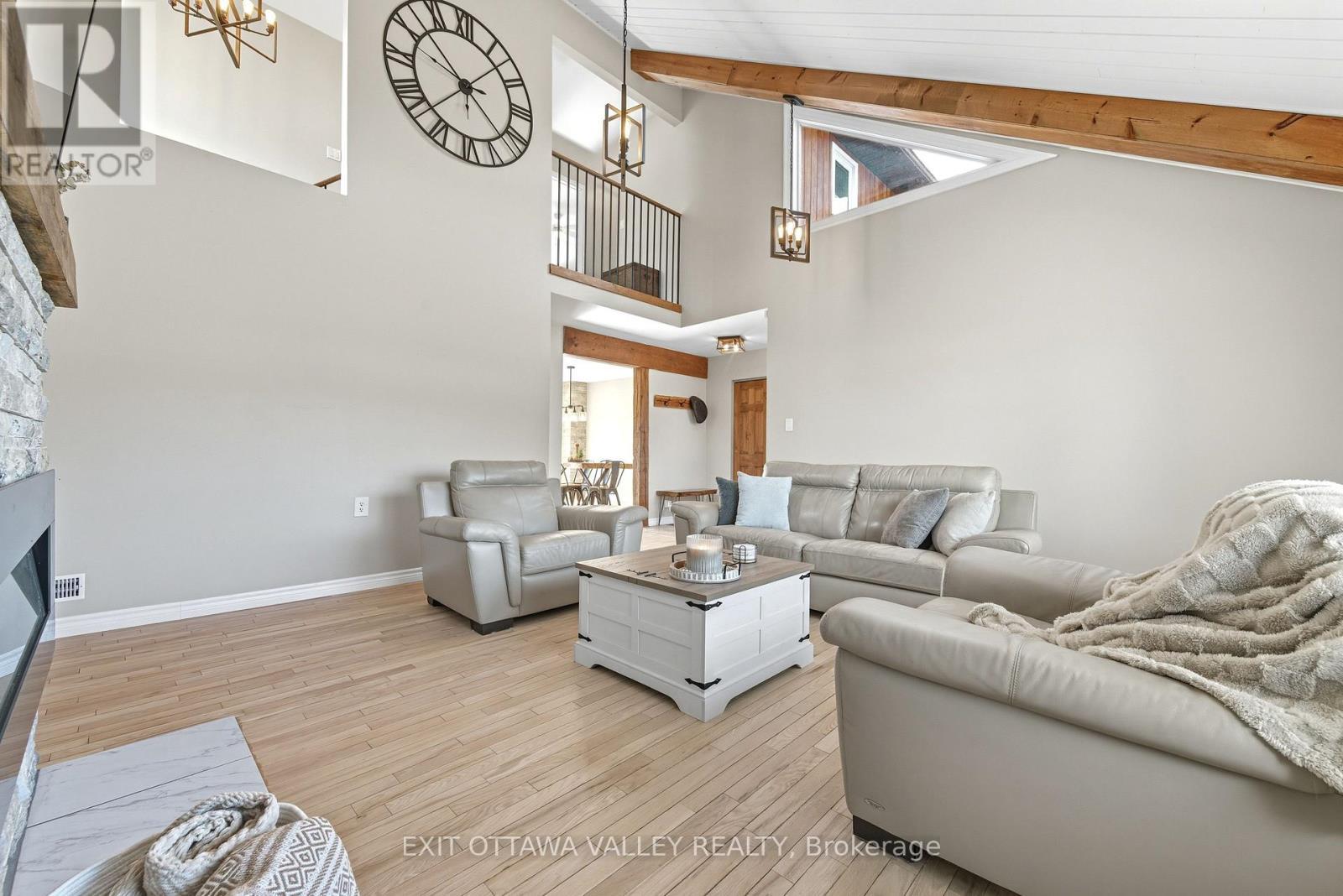 36 Thomas Street, Deep River, ON - Indoor Photo Showing Living Room
