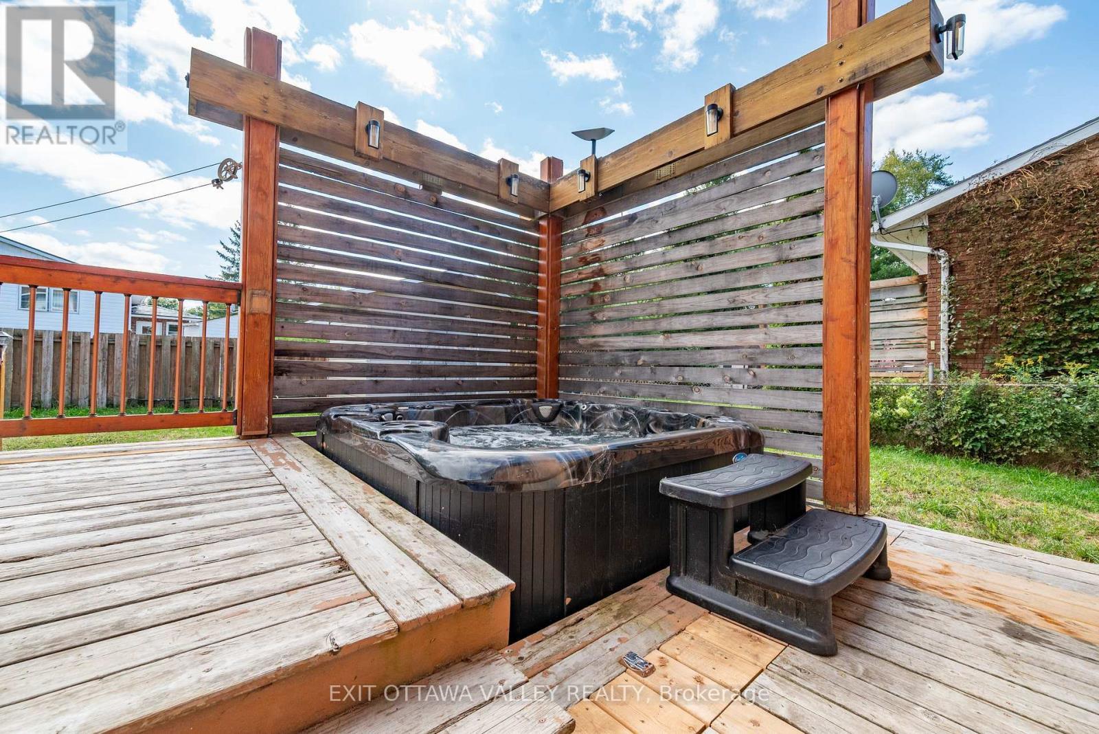 36 Thomas Street, Deep River, ON - Outdoor