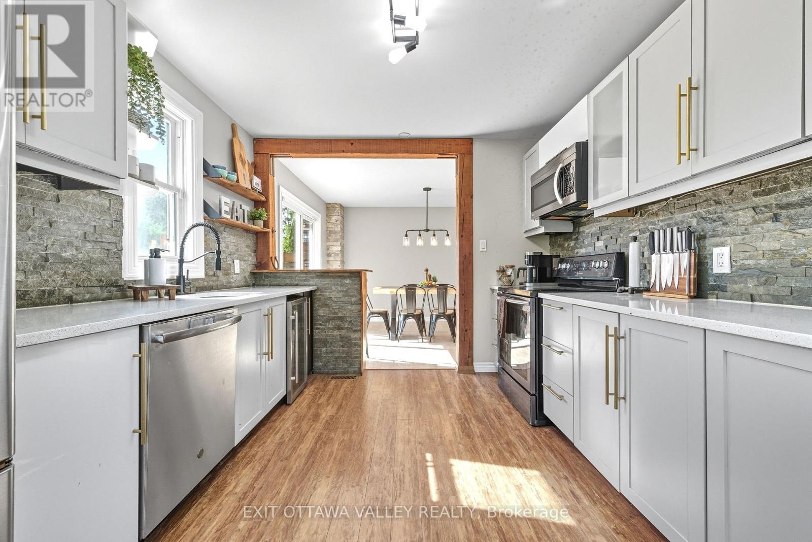 36 Thomas Street, Deep River, ON - Indoor Photo Showing Kitchen