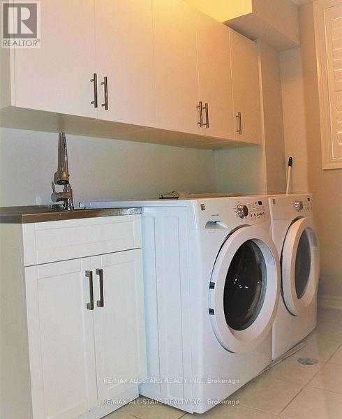 60 Cathedral High Street, Markham, ON - Indoor Photo Showing Laundry Room