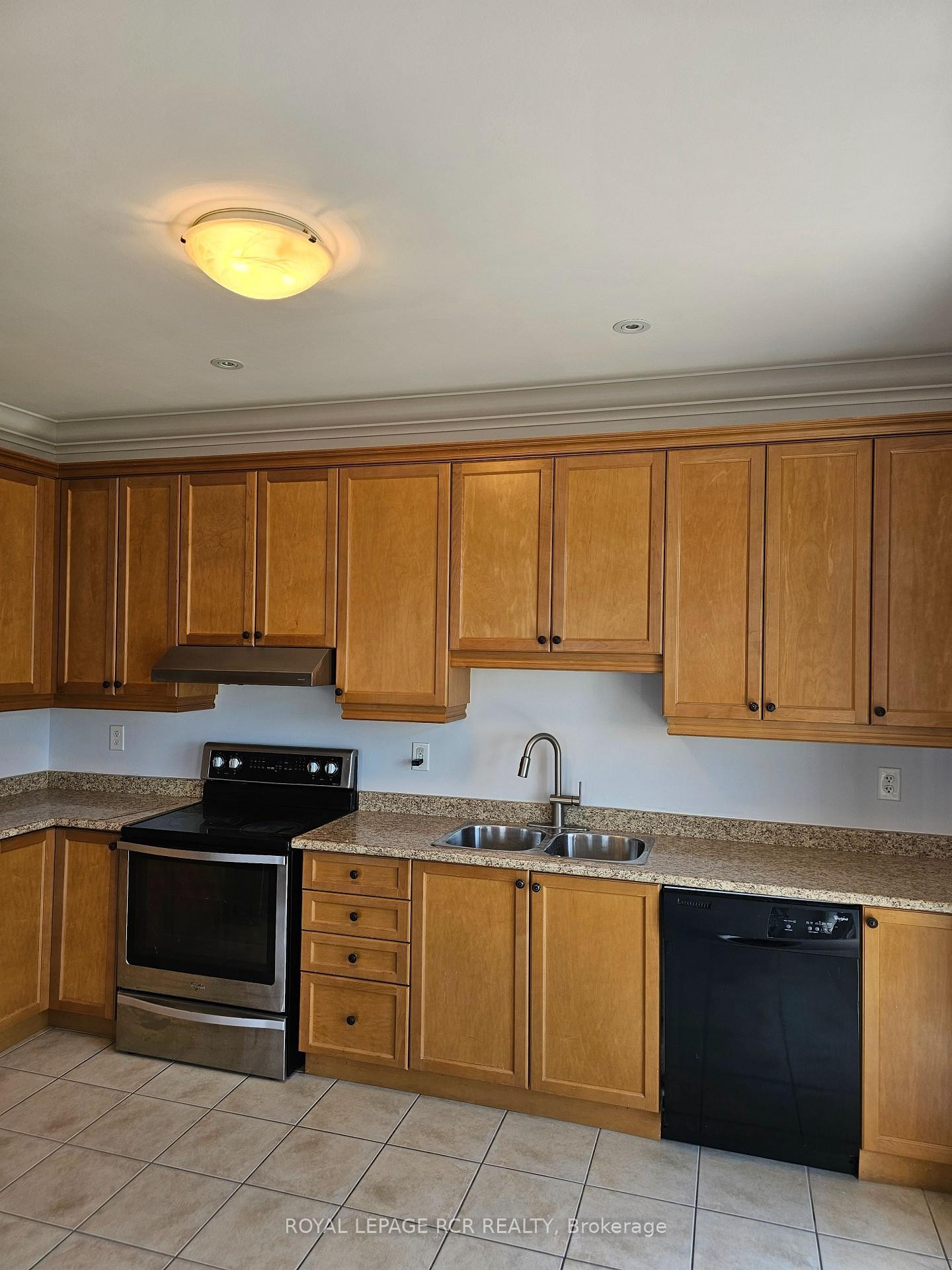 40 Thatcher Crescent, East Gwillimbury, ON - Indoor Photo Showing Kitchen With Double Sink