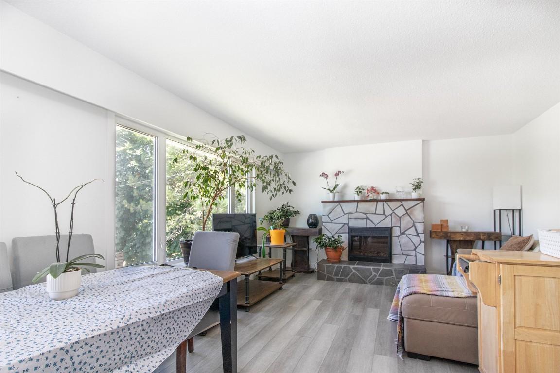2160 Lynrick Road, Kelowna, BC - Indoor With Fireplace