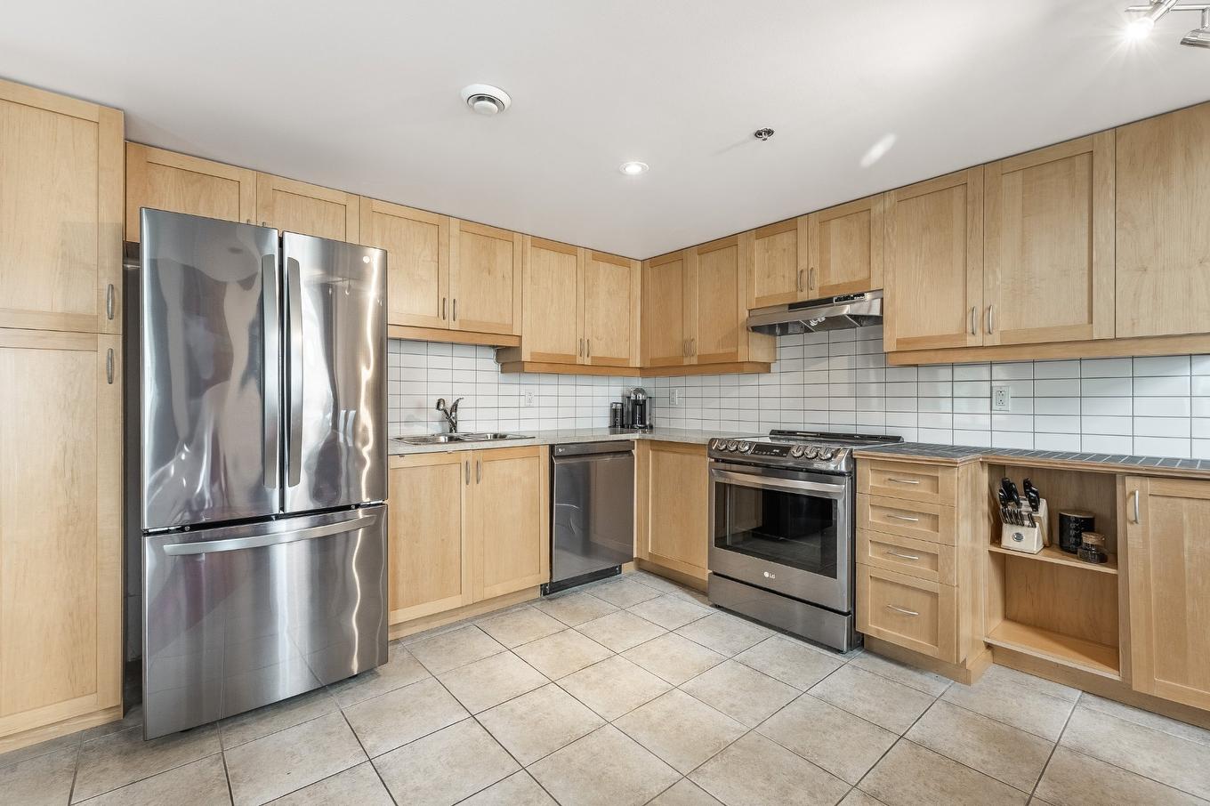 Kitchen - 212-65 Boul. René-Lévesque E., Montréal (Ville-Marie), QC - Indoor Photo Showing Kitchen With Double Sink