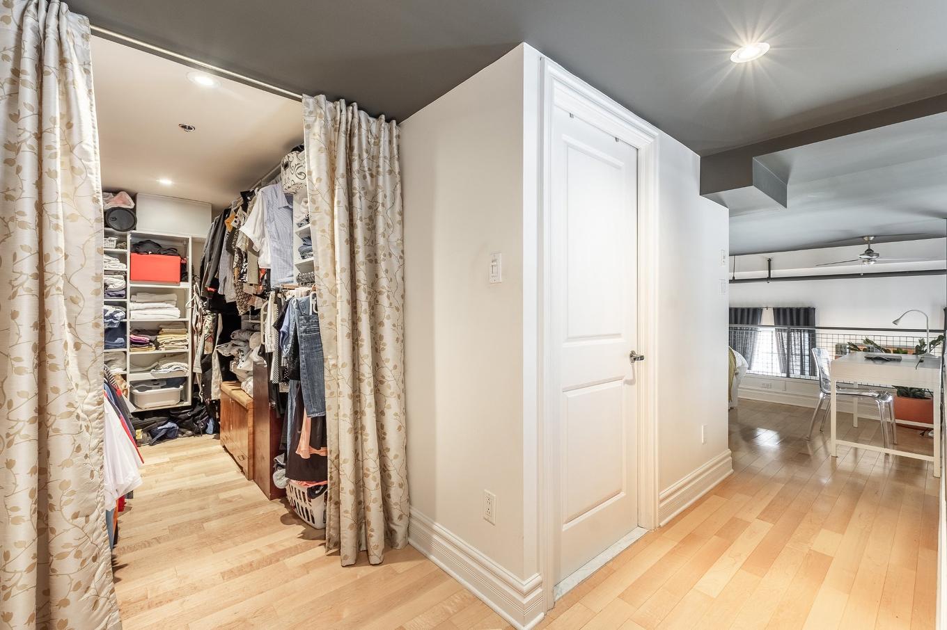 Walk-in closet - 212-65 Boul. René-Lévesque E., Montréal (Ville-Marie), QC - Indoor