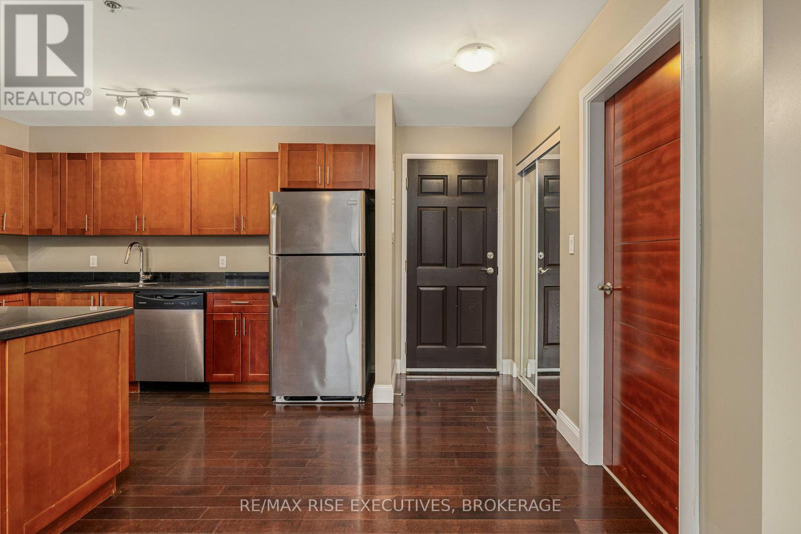 405 - 539 Armstrong Road, Kingston (East Gardiners Rd), ON - Indoor Photo Showing Kitchen