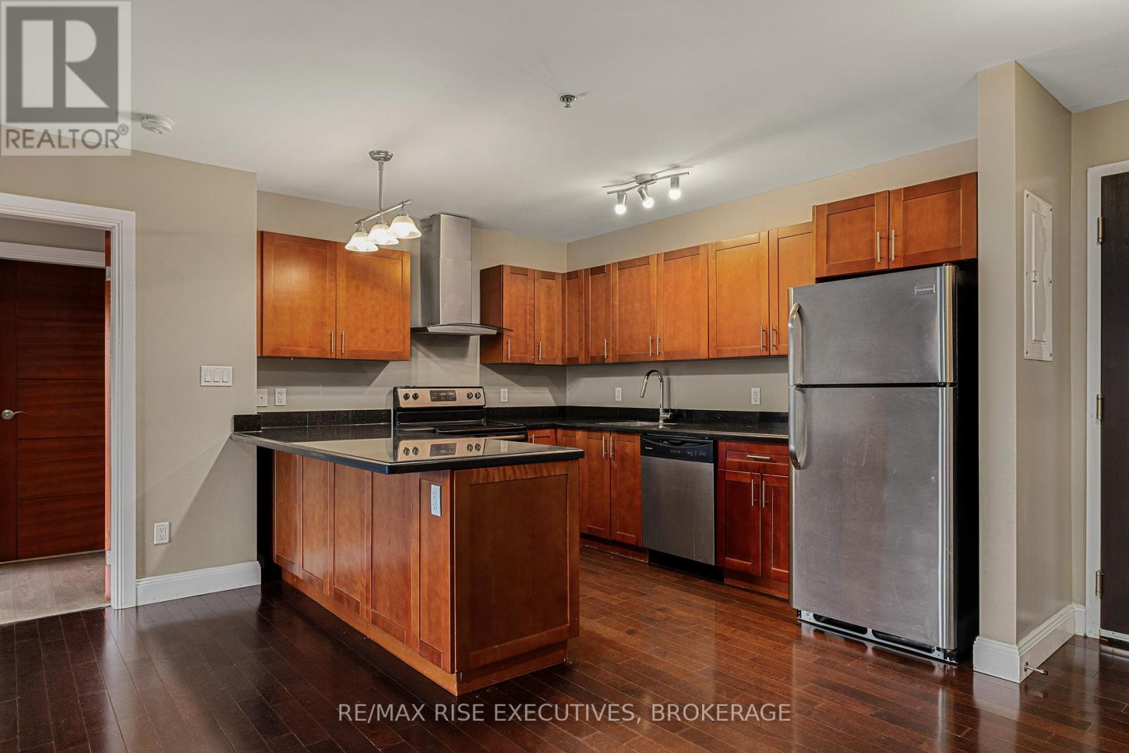 405 - 539 Armstrong Road, Kingston (East Gardiners Rd), ON - Indoor Photo Showing Kitchen With Stainless Steel Kitchen