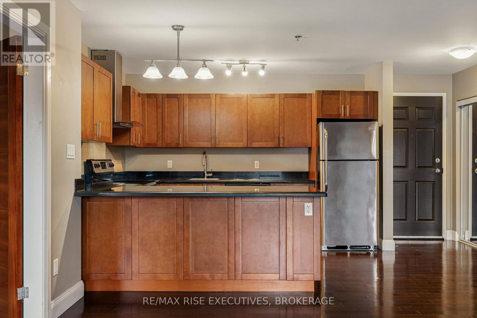 405 - 539 Armstrong Road, Kingston (East Gardiners Rd), ON - Indoor Photo Showing Kitchen